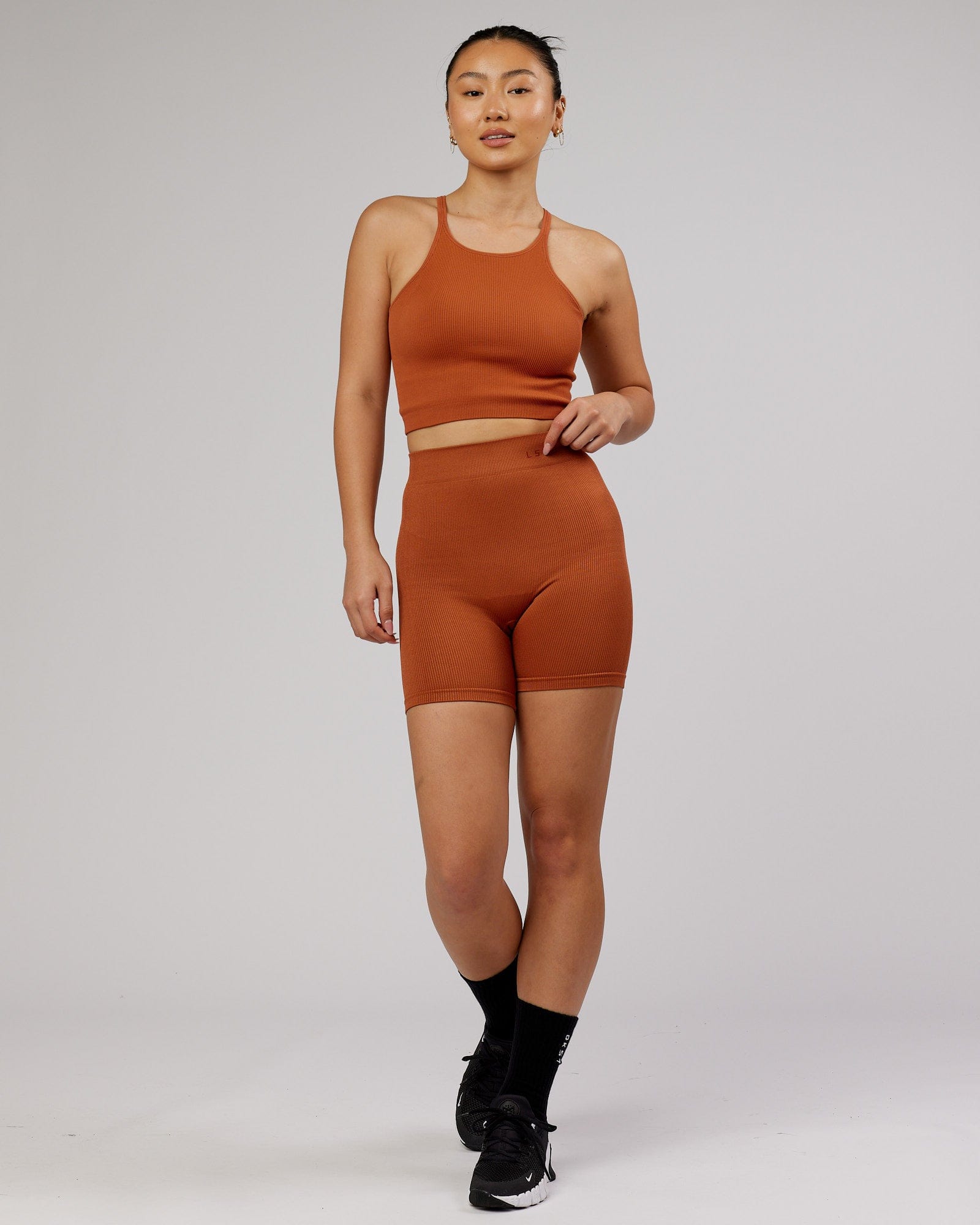 Model wearing Minimal Seamless Rib Bike Short - Auburn