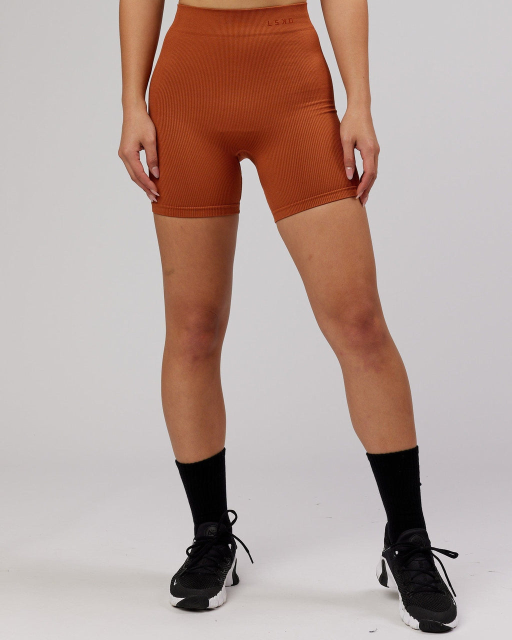 Model wearing Minimal Seamless Rib Bike Short - Auburn