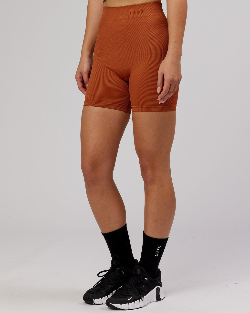 Model wearing Minimal Seamless Rib Bike Short - Auburn