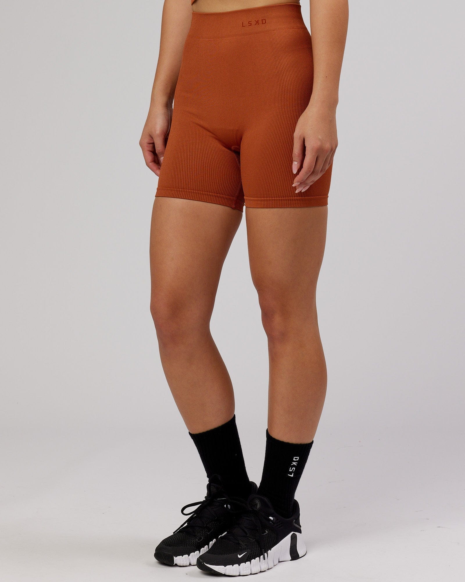 Model wearing Minimal Seamless Rib Bike Short - Auburn