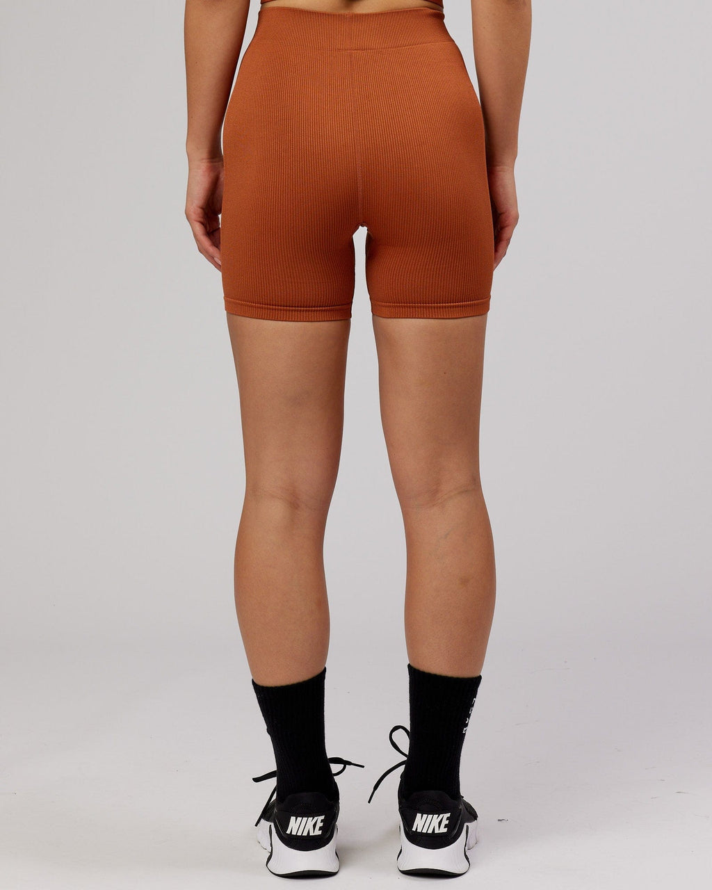 Model wearing Minimal Seamless Rib Bike Short - Auburn