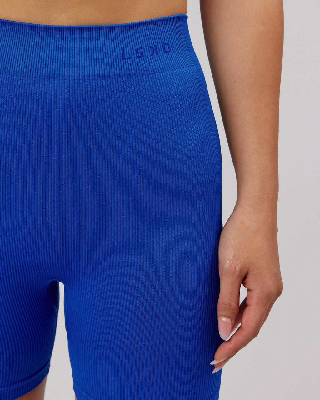 Model wearing Minimal Seamless Rib Bike Short - Strong Blue