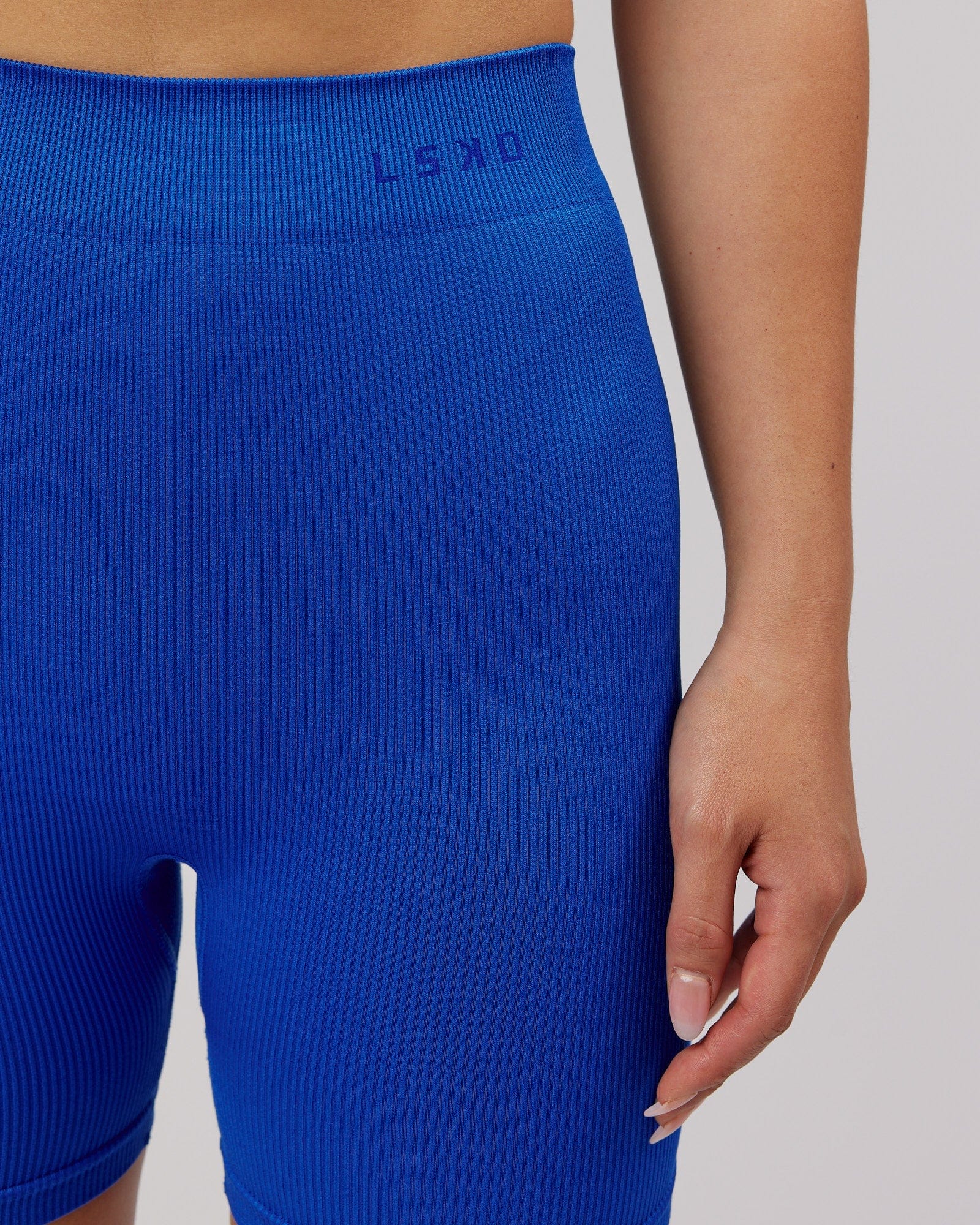 Model wearing Minimal Seamless Rib Bike Short - Strong Blue