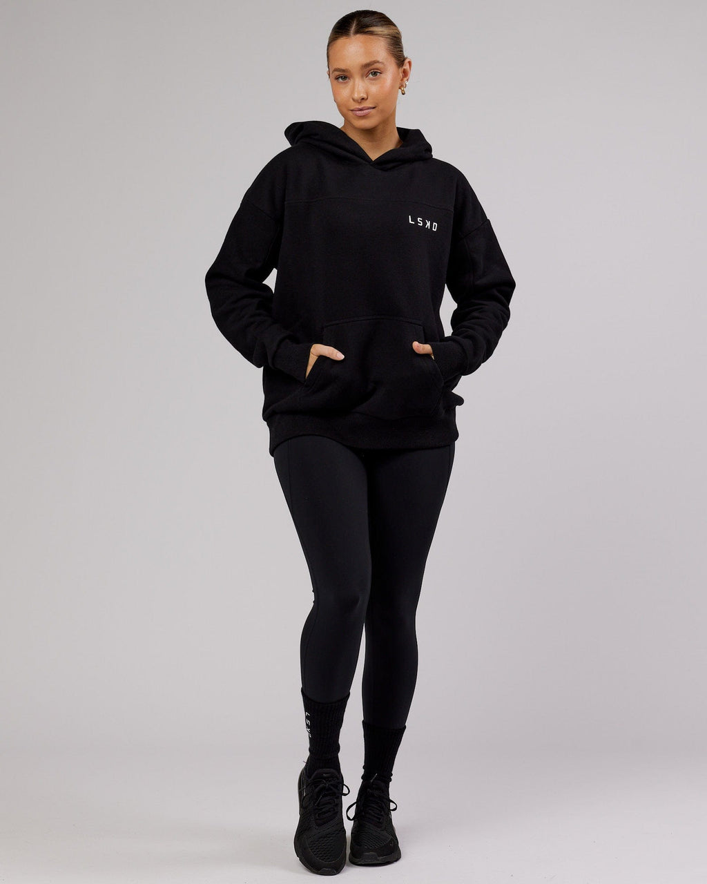 Model wearing Mode Hoodie Oversize - Black