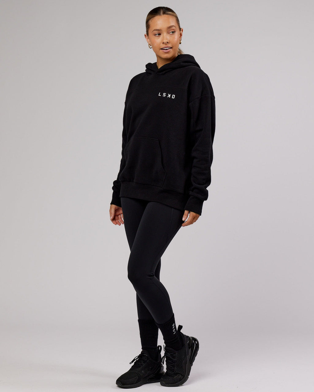 Model wearing Mode Hoodie Oversize - Black