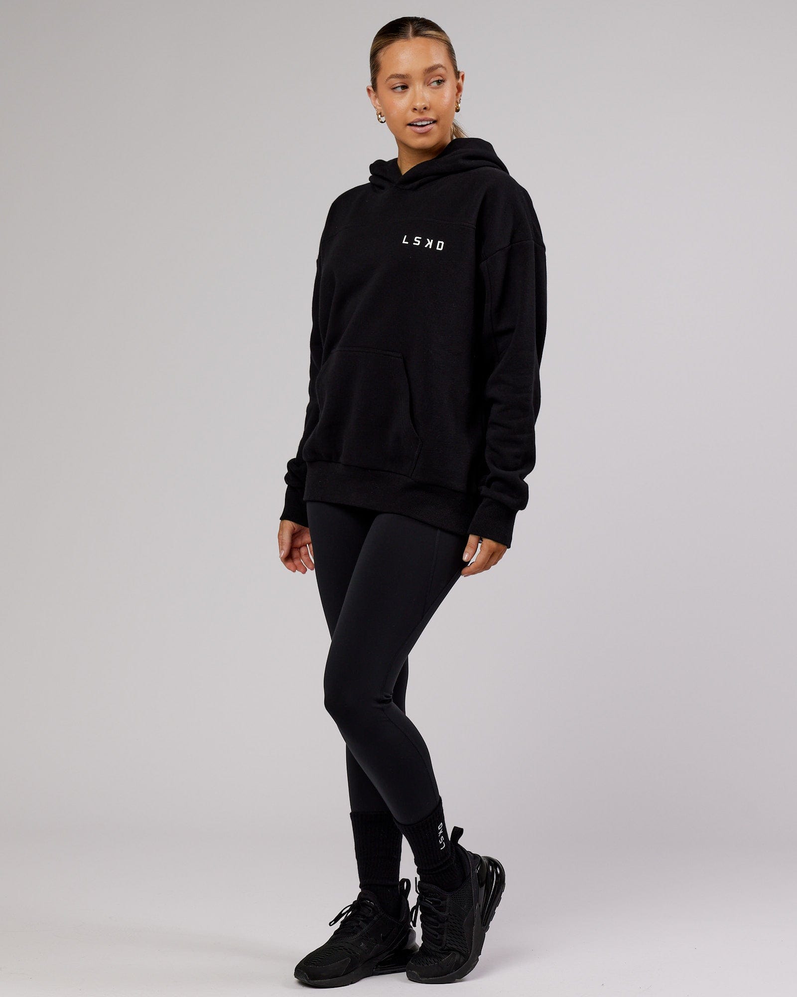 Model wearing Mode Hoodie Oversize - Black