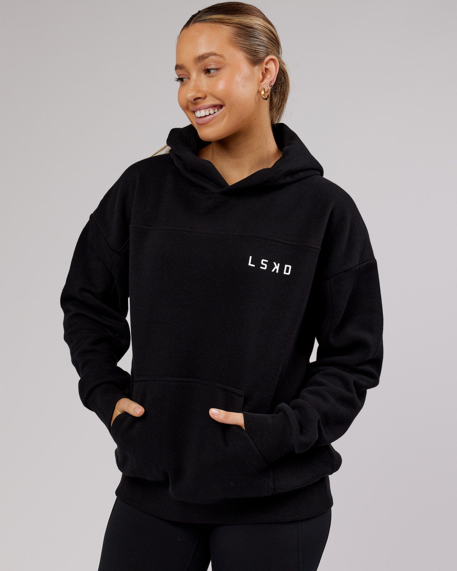 Model wearing Mode Hoodie Oversize - Black