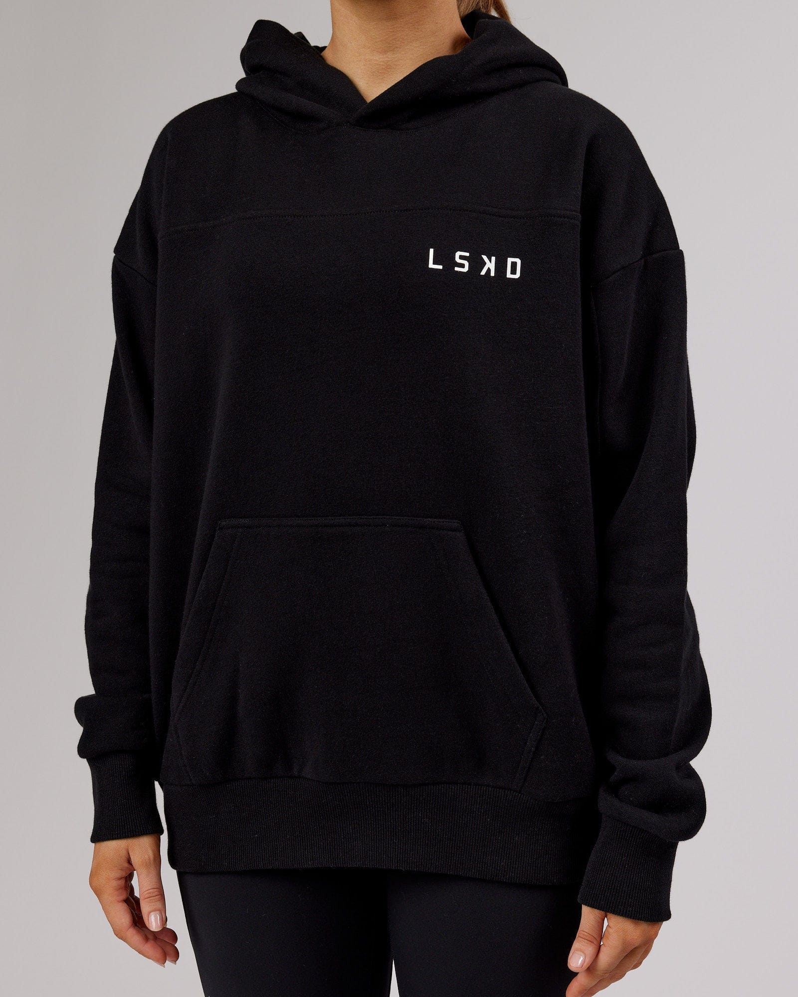 Model wearing Mode Hoodie Oversize - Black