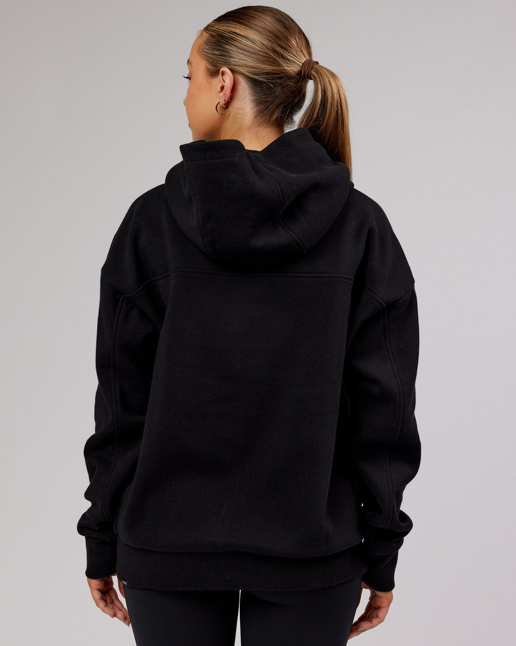 Model wearing Mode Hoodie Oversize - Black