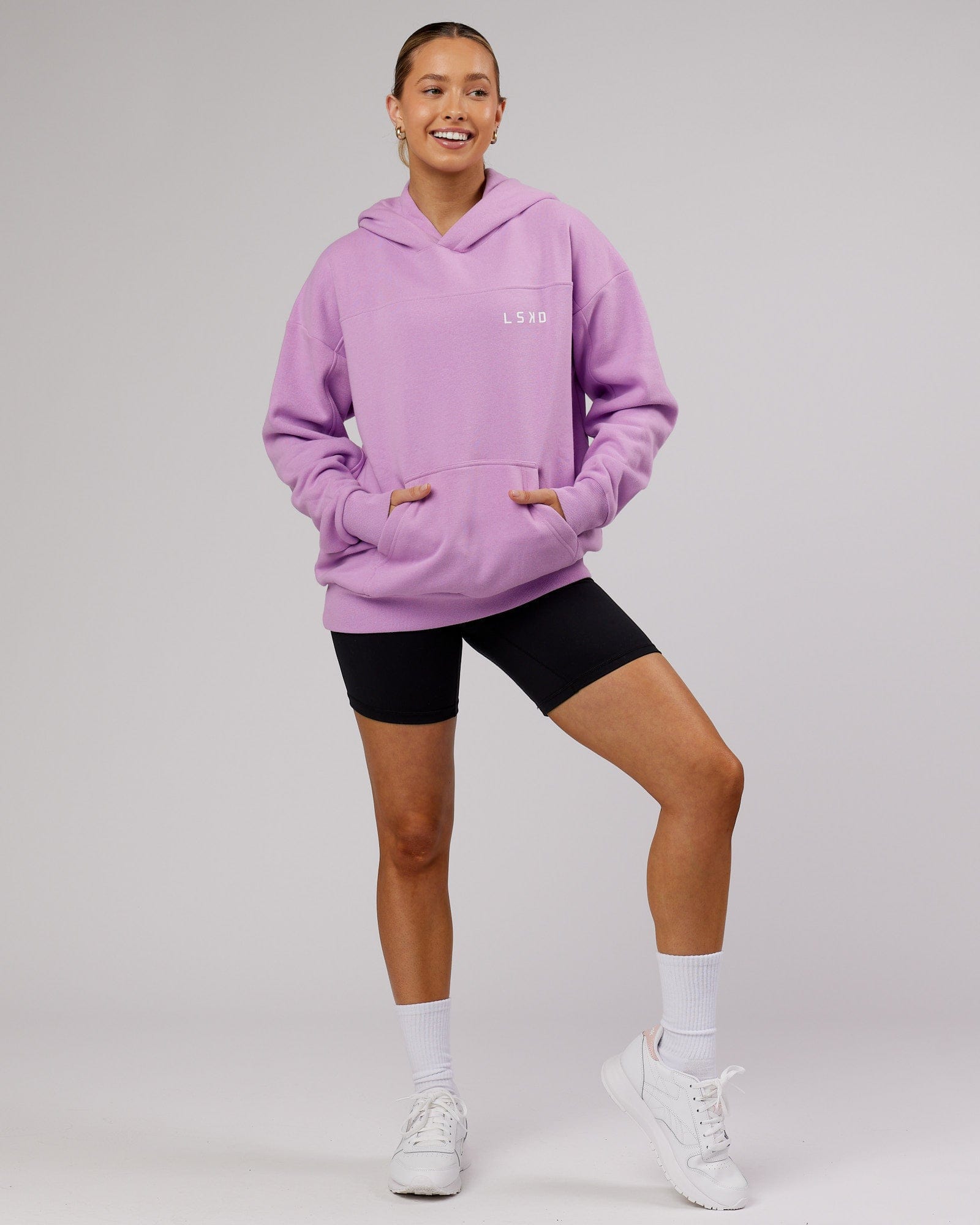 Model wearing Mode Hoodie Oversize - Lilac