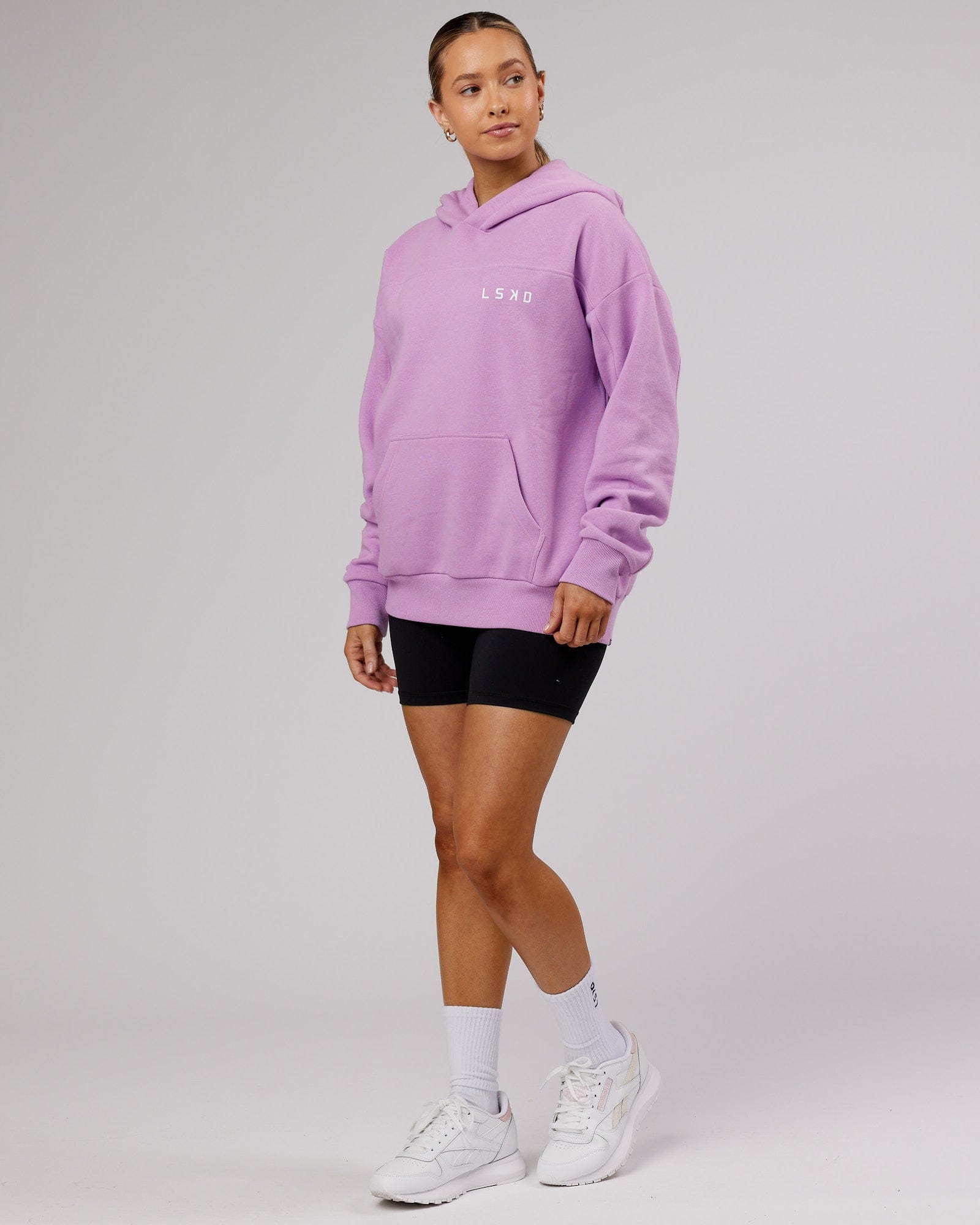 Model wearing Mode Hoodie Oversize - Lilac