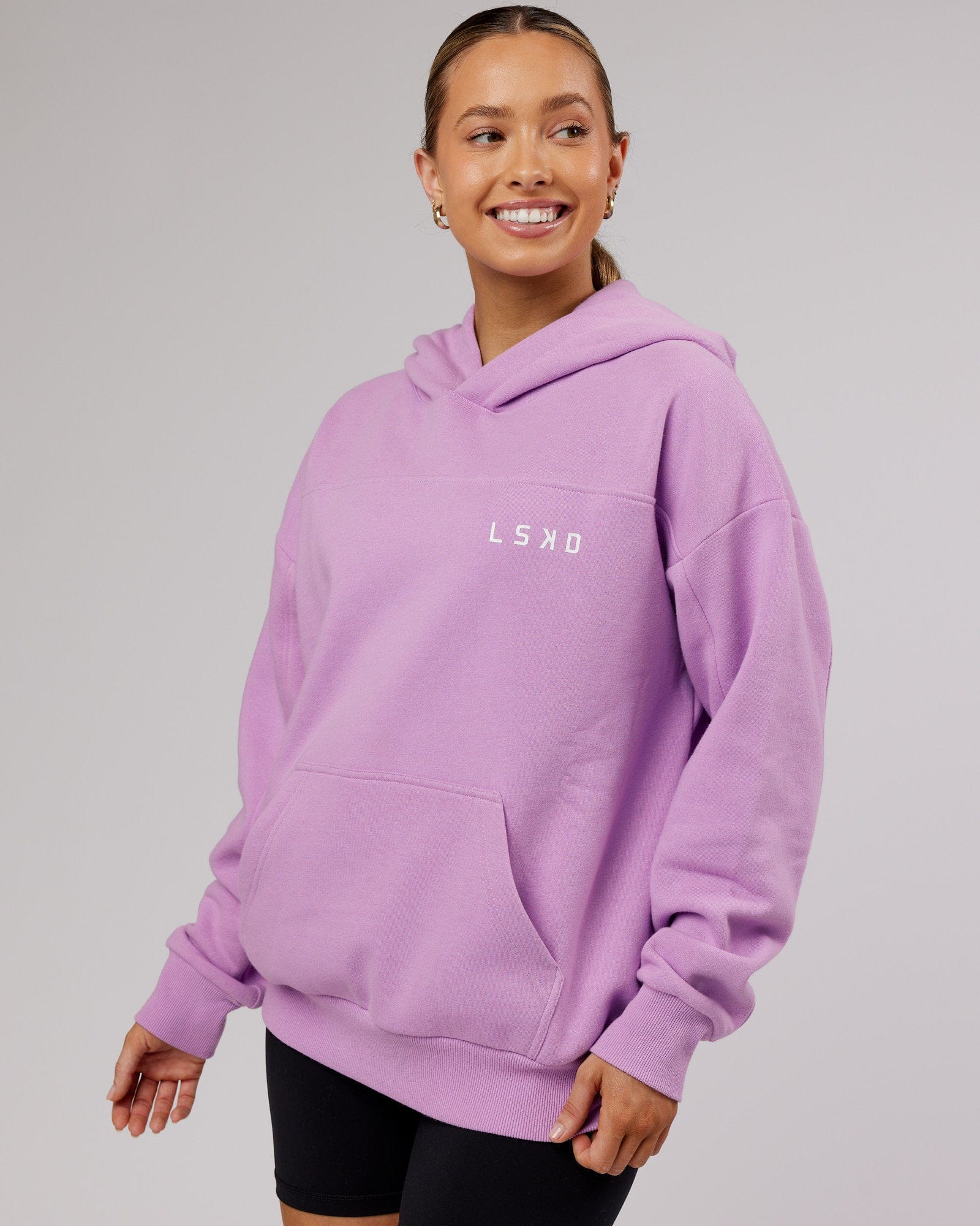 Model wearing Mode Hoodie Oversize - Lilac