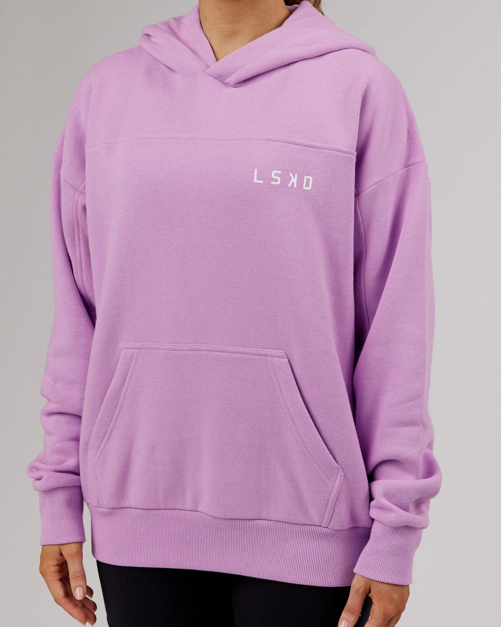 Model wearing Mode Hoodie Oversize - Lilac