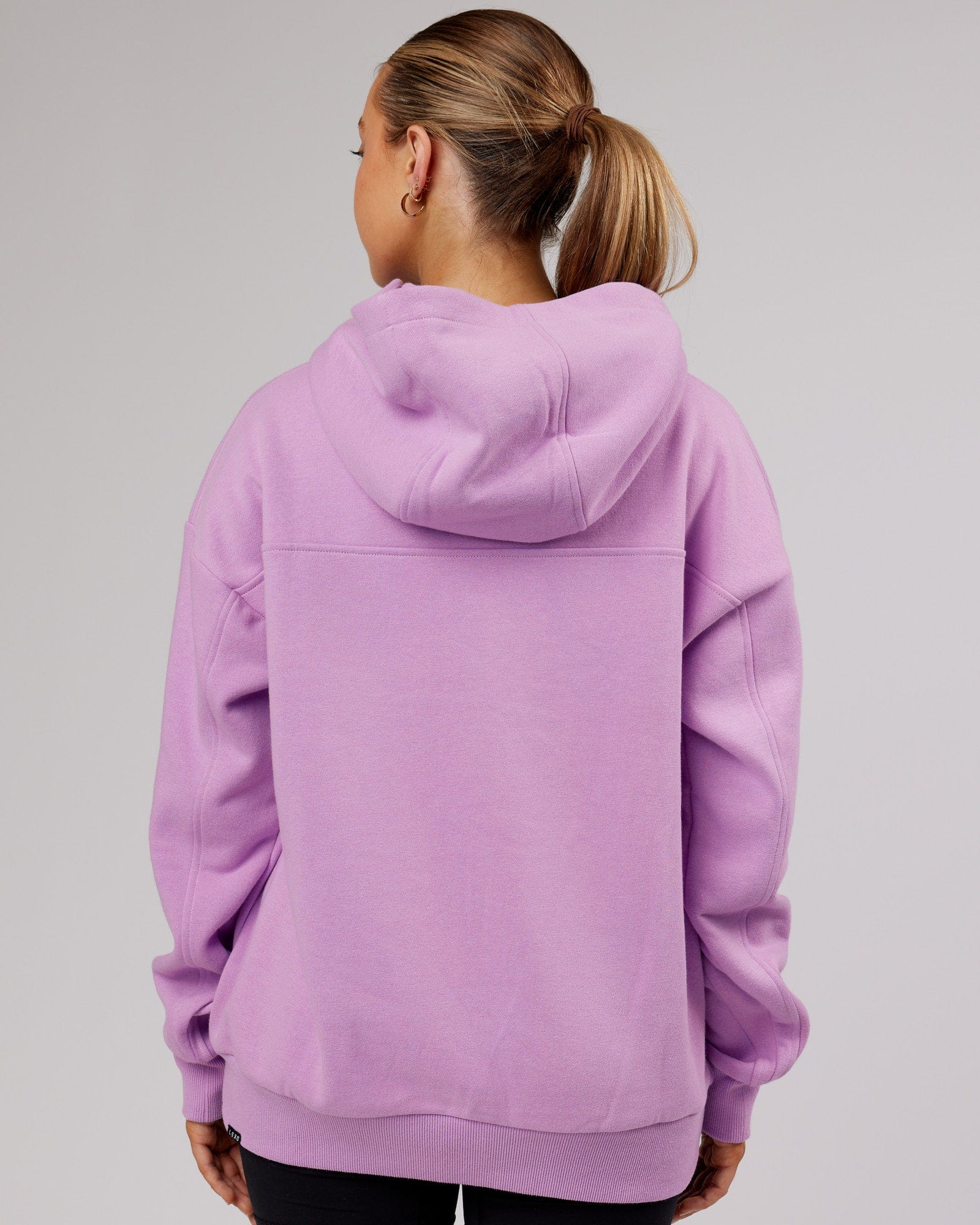 Model wearing Mode Hoodie Oversize - Lilac