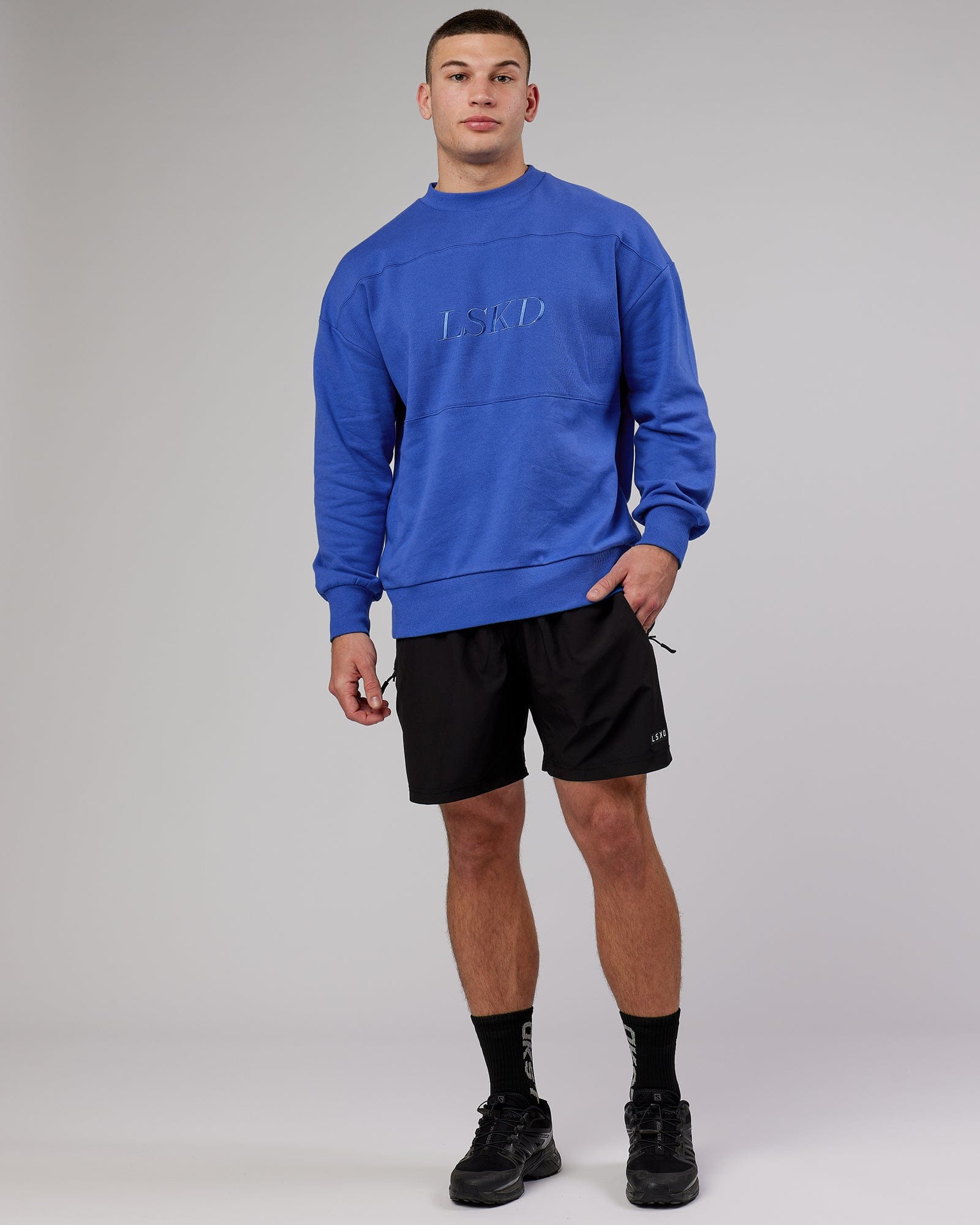 Model wearing Off Duty Sweater Oversize - Power-Cobalt