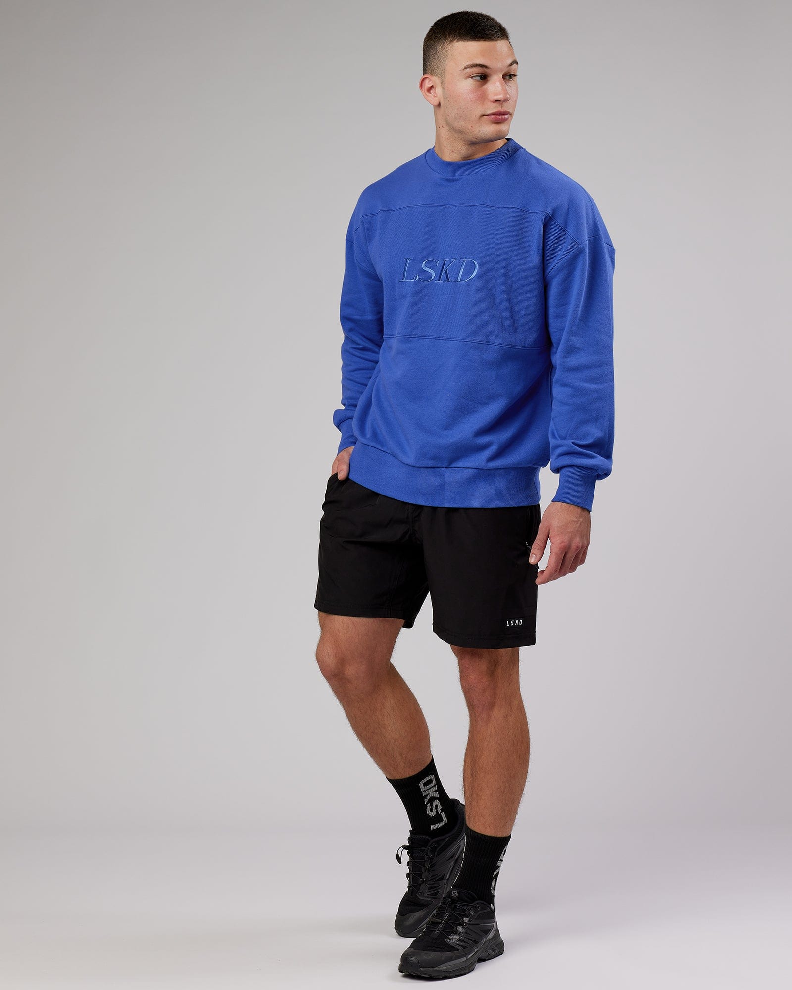 Model wearing Off Duty Sweater Oversize - Power-Cobalt