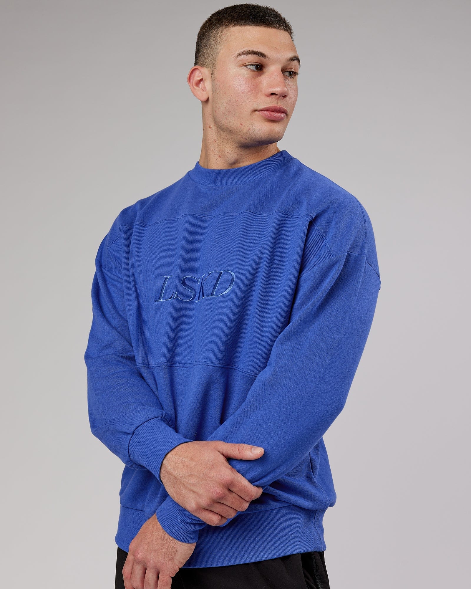 Model wearing Off Duty Sweater Oversize - Power-Cobalt