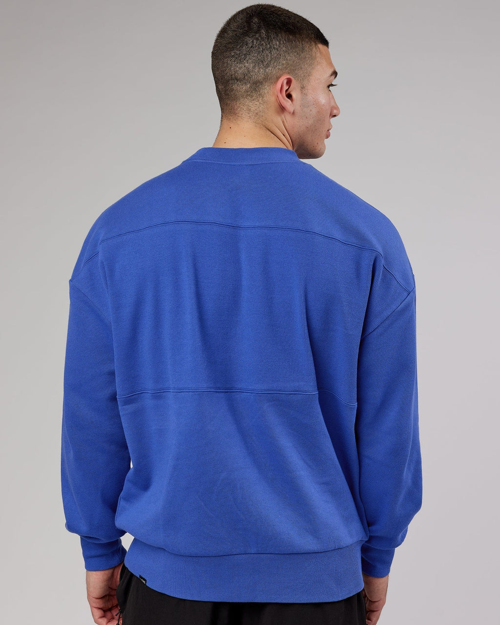 Model wearing Off Duty Sweater Oversize - Power-Cobalt