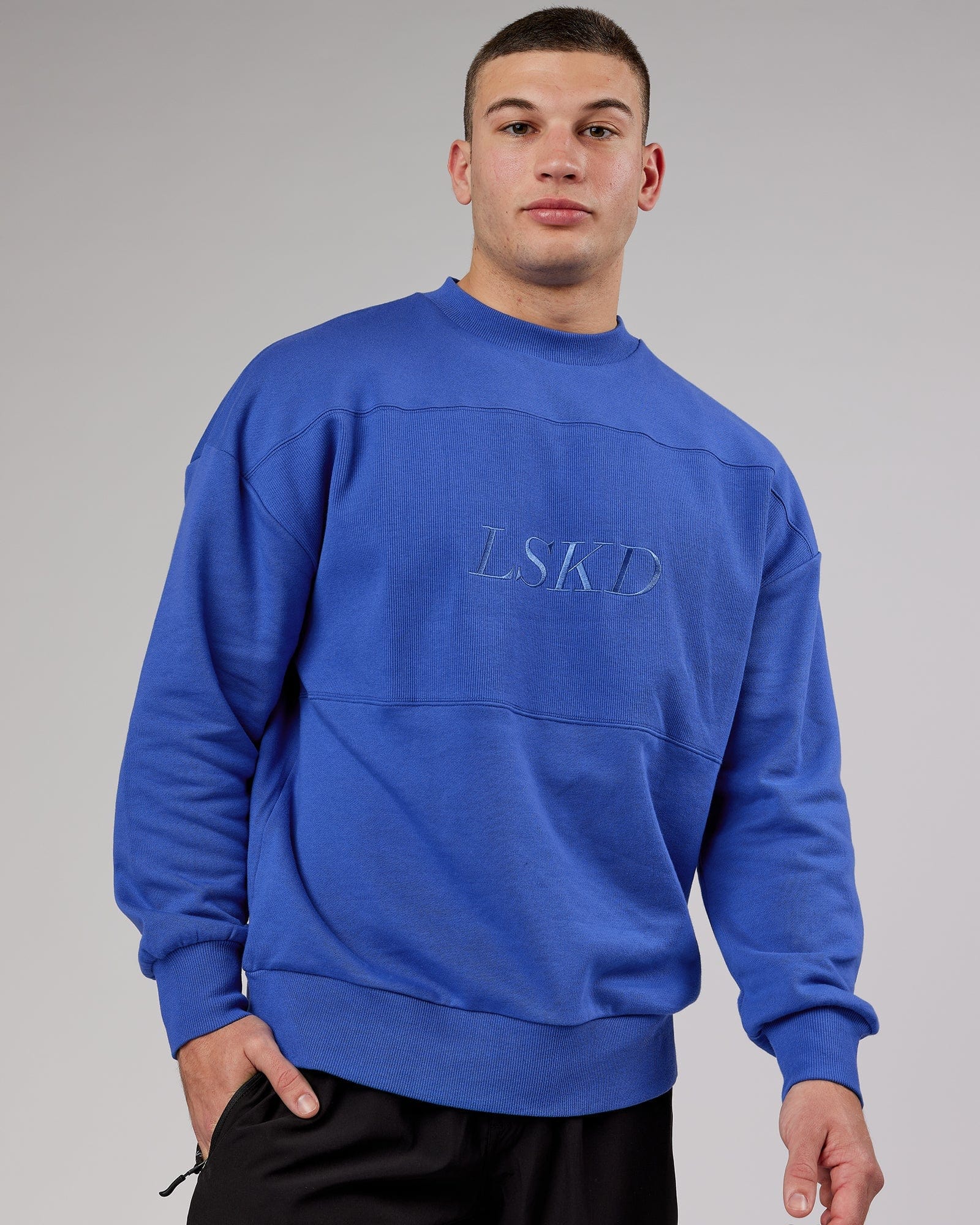 Model wearing Off Duty Sweater Oversize - Power-Cobalt