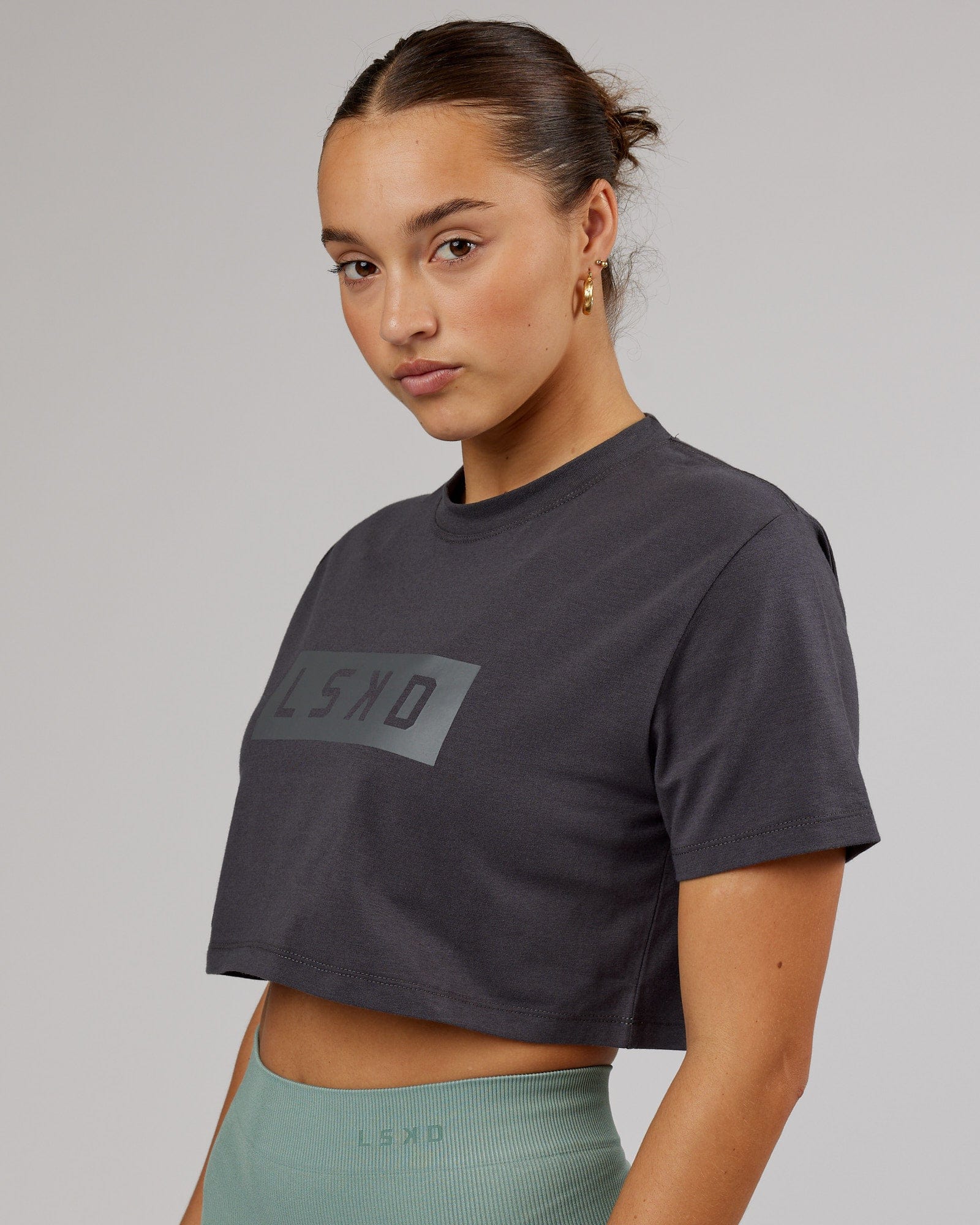 Model wearing Rapid FLXDRY Cropped Tee - Asphalt