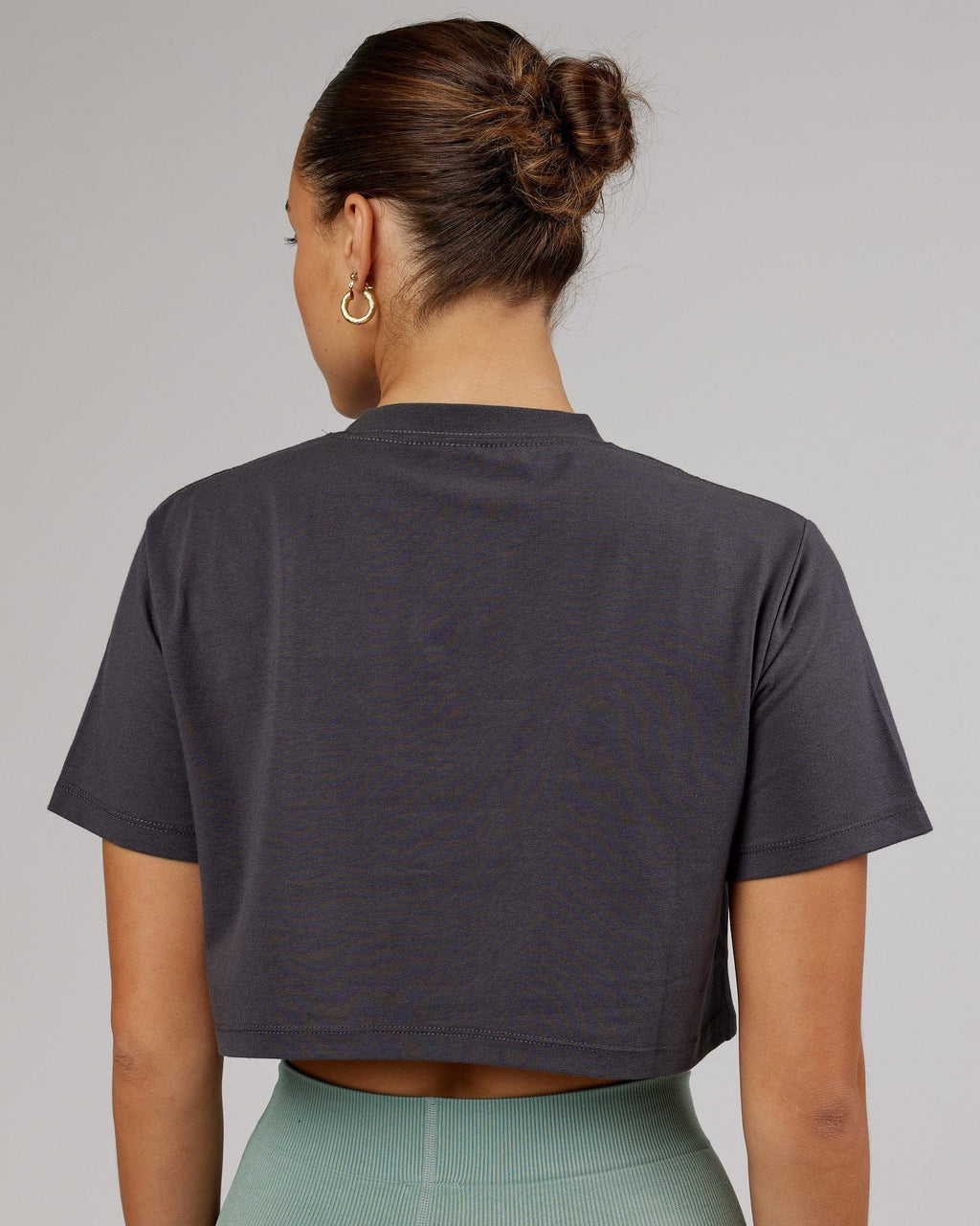 Model wearing Rapid FLXDRY Cropped Tee - Asphalt