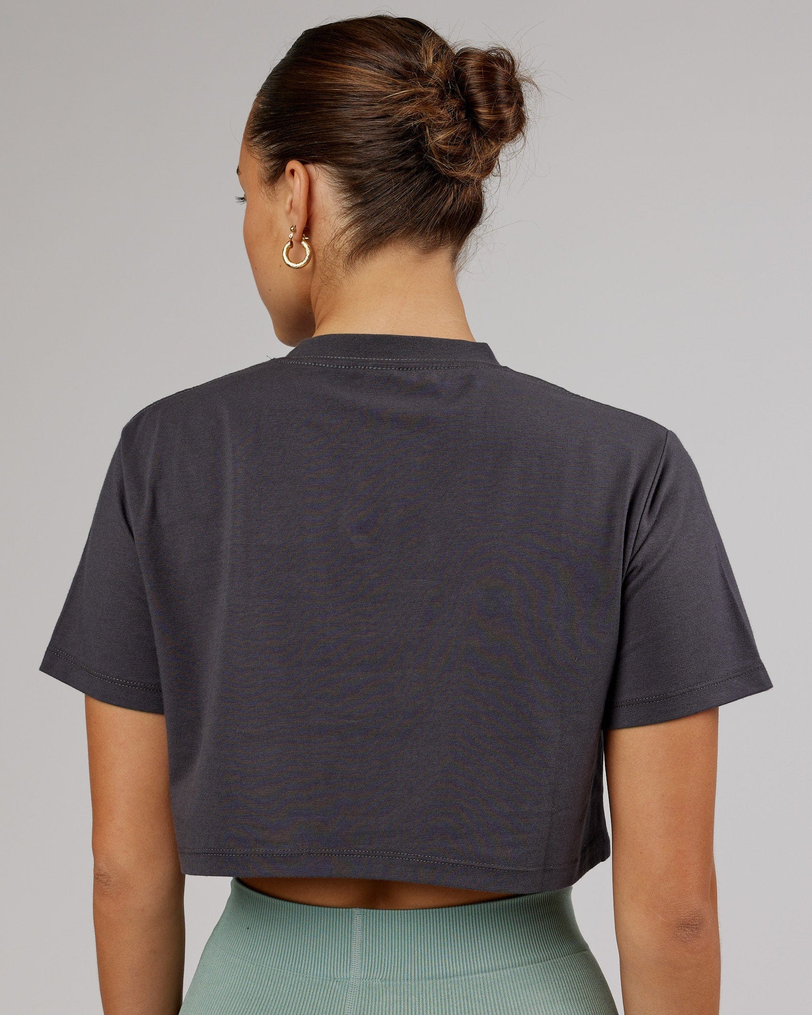 Model wearing Rapid FLXDRY Cropped Tee - Asphalt