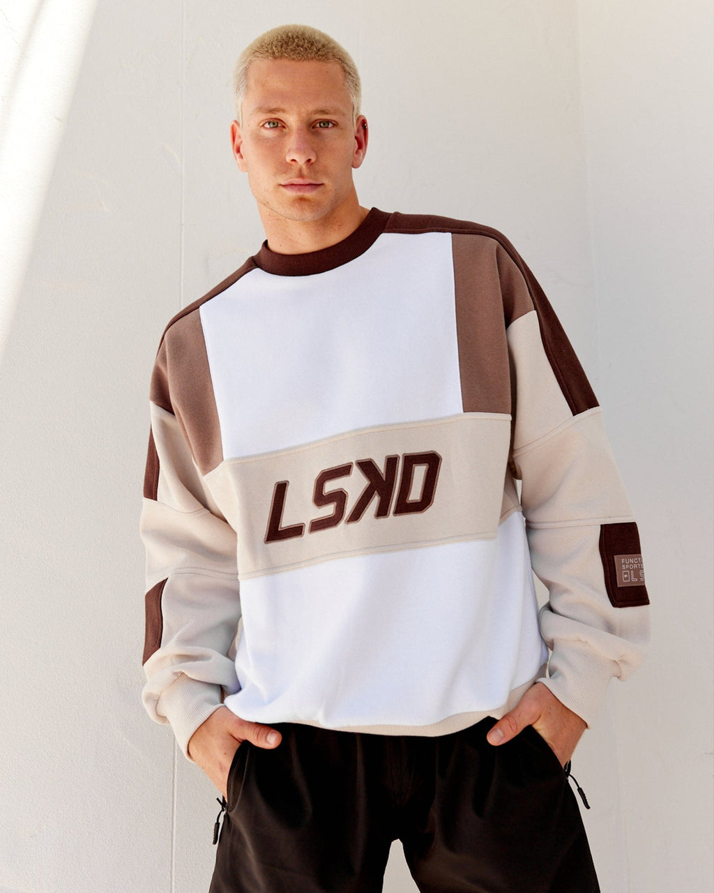 Model wearing Slam Sweater Oversize - White-Deep Taupe