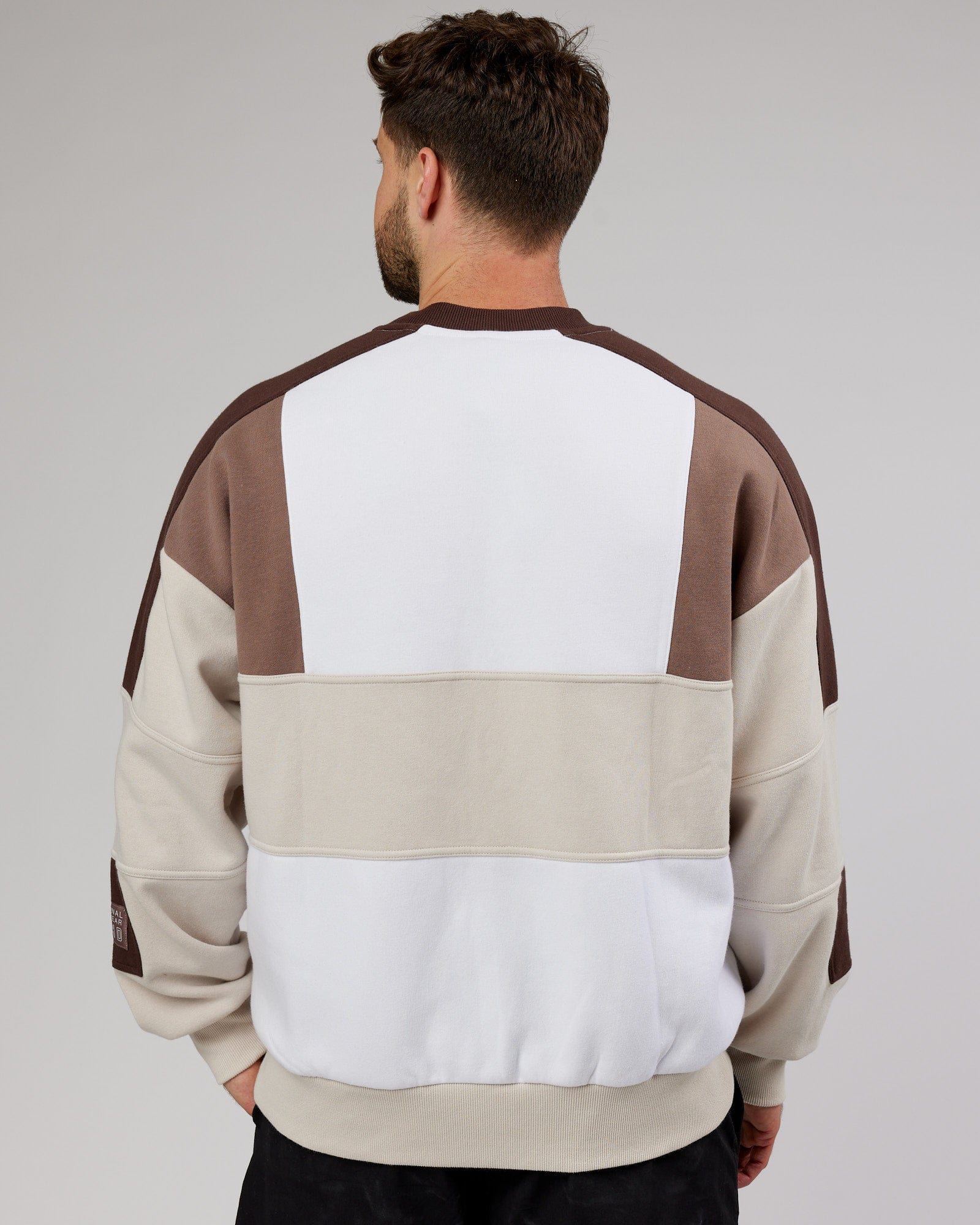 Model wearing Slam Sweater Oversize - White-Deep Taupe
