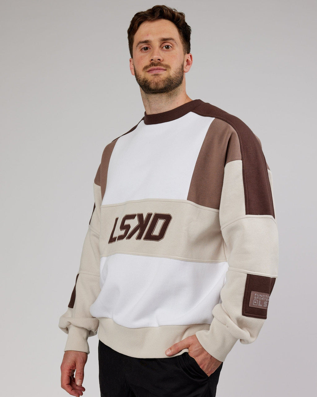 Model wearing Slam Sweater Oversize - White-Deep Taupe