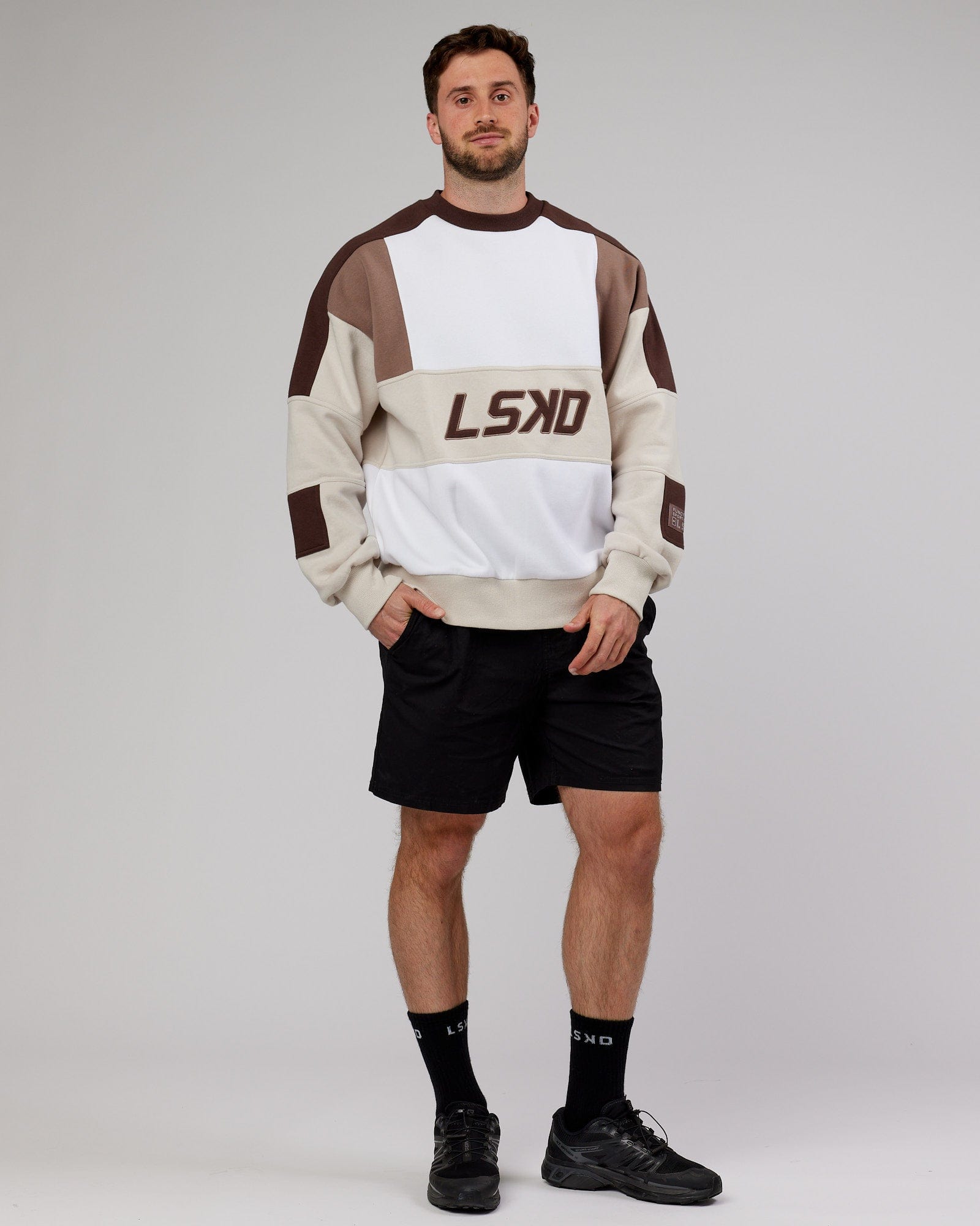 Model wearing Slam Sweater Oversize - White-Deep Taupe