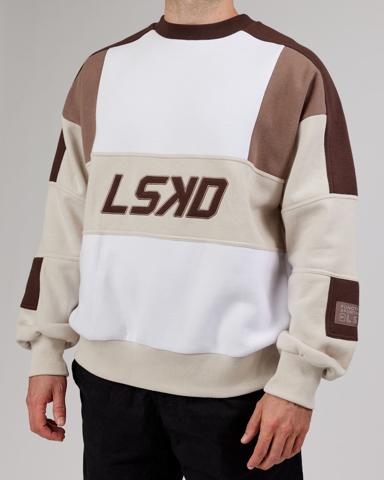 Model wearing Slam Sweater Oversize - White-Deep Taupe
