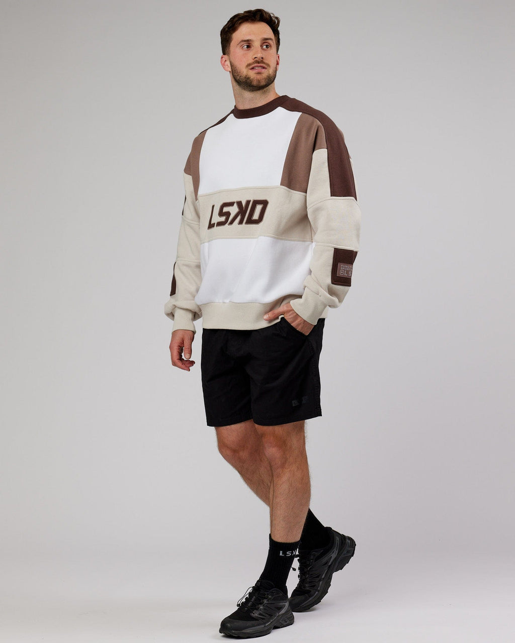 Model wearing Slam Sweater Oversize - White-Deep Taupe