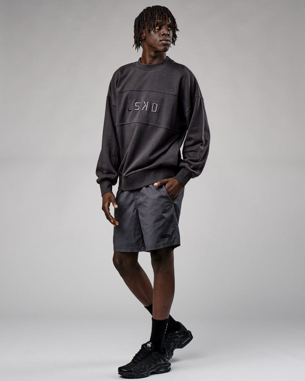 Model wearing Slice Sweater Oversize - Phantom