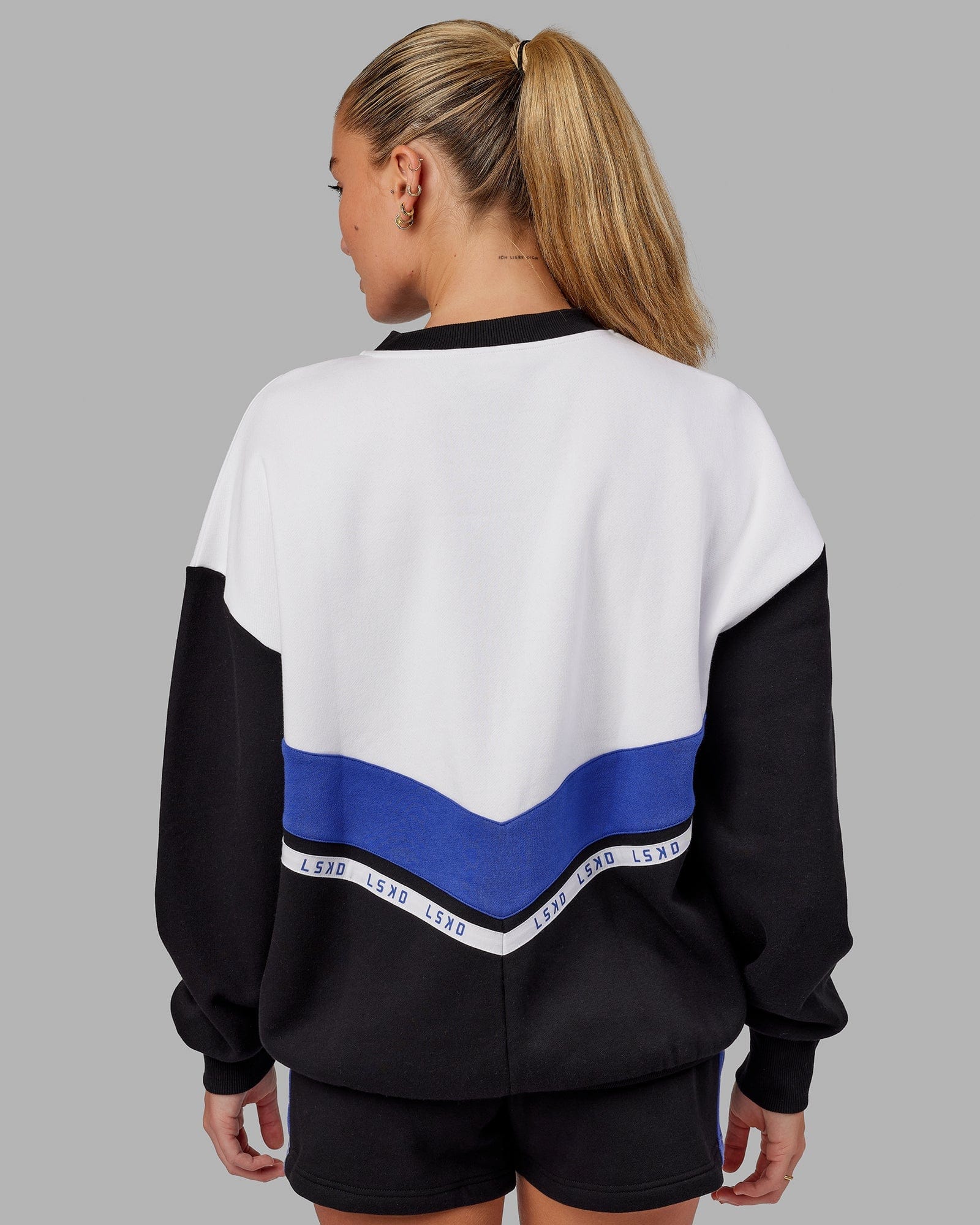 Model wearing Time Out Sweater Oversize - Black-Power Cobalt
