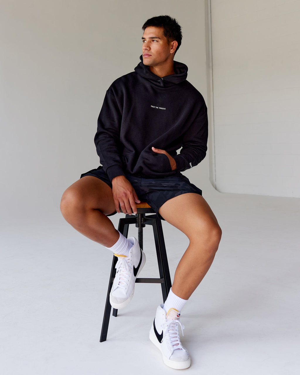 Model wearing Trust The Process Hoodie Oversize - Black