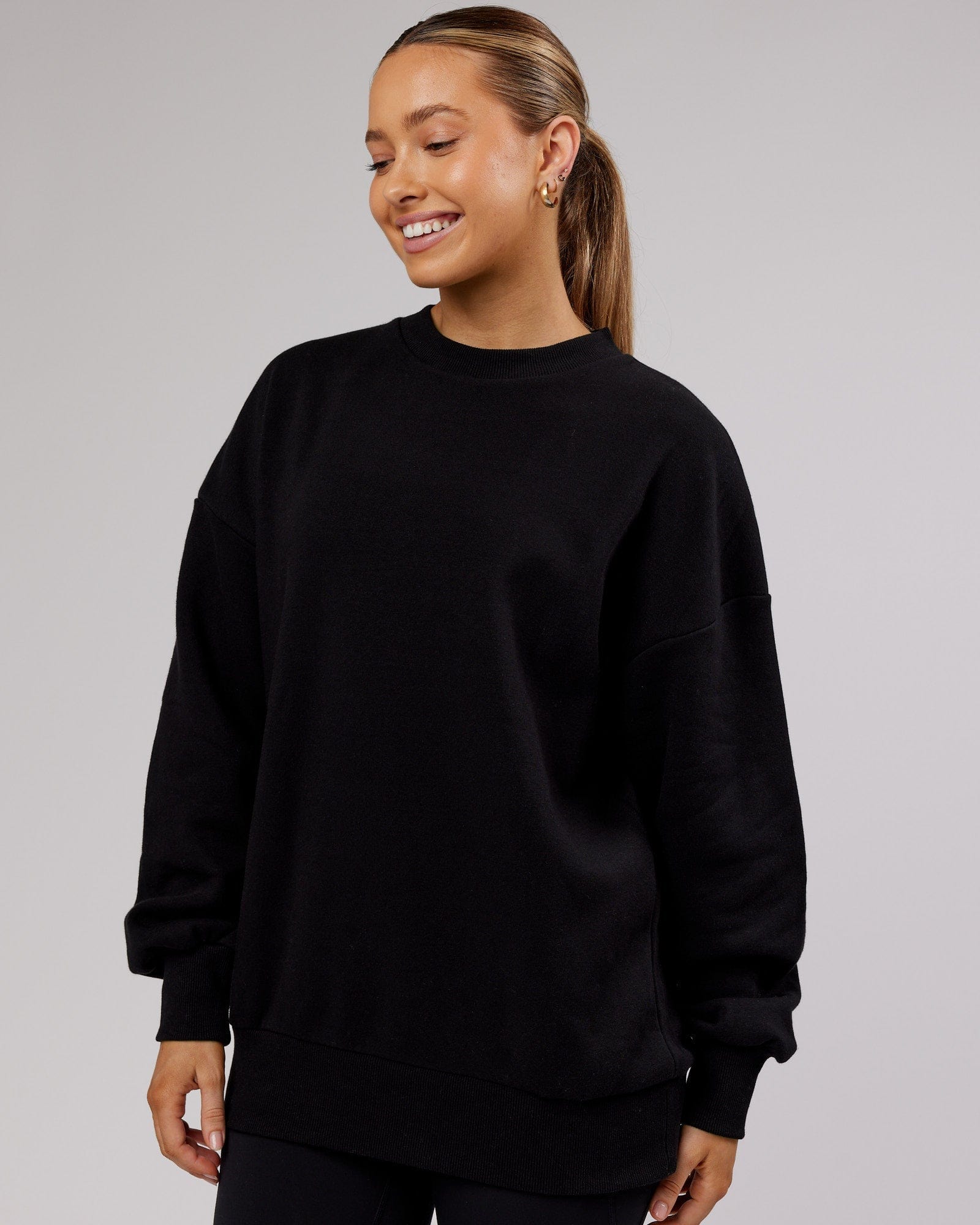 Model wearing Unisex LTRD Sweater Oversize - Black-Pink
