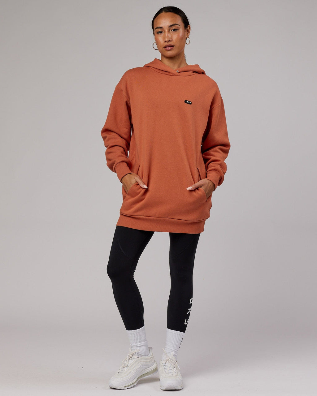 Model wearing Unisex Capsule Hoodie Oversize - Auburn