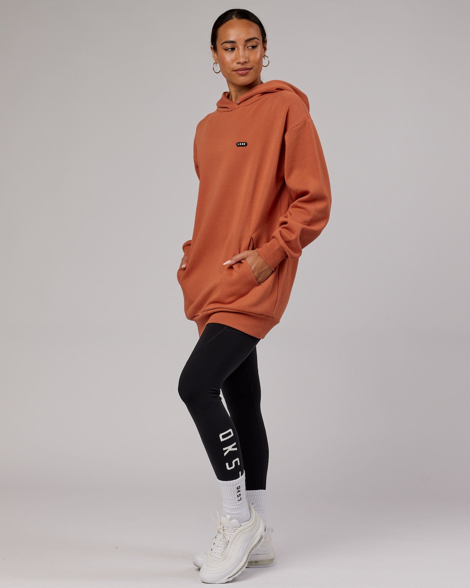Model wearing Unisex Capsule Hoodie Oversize - Auburn