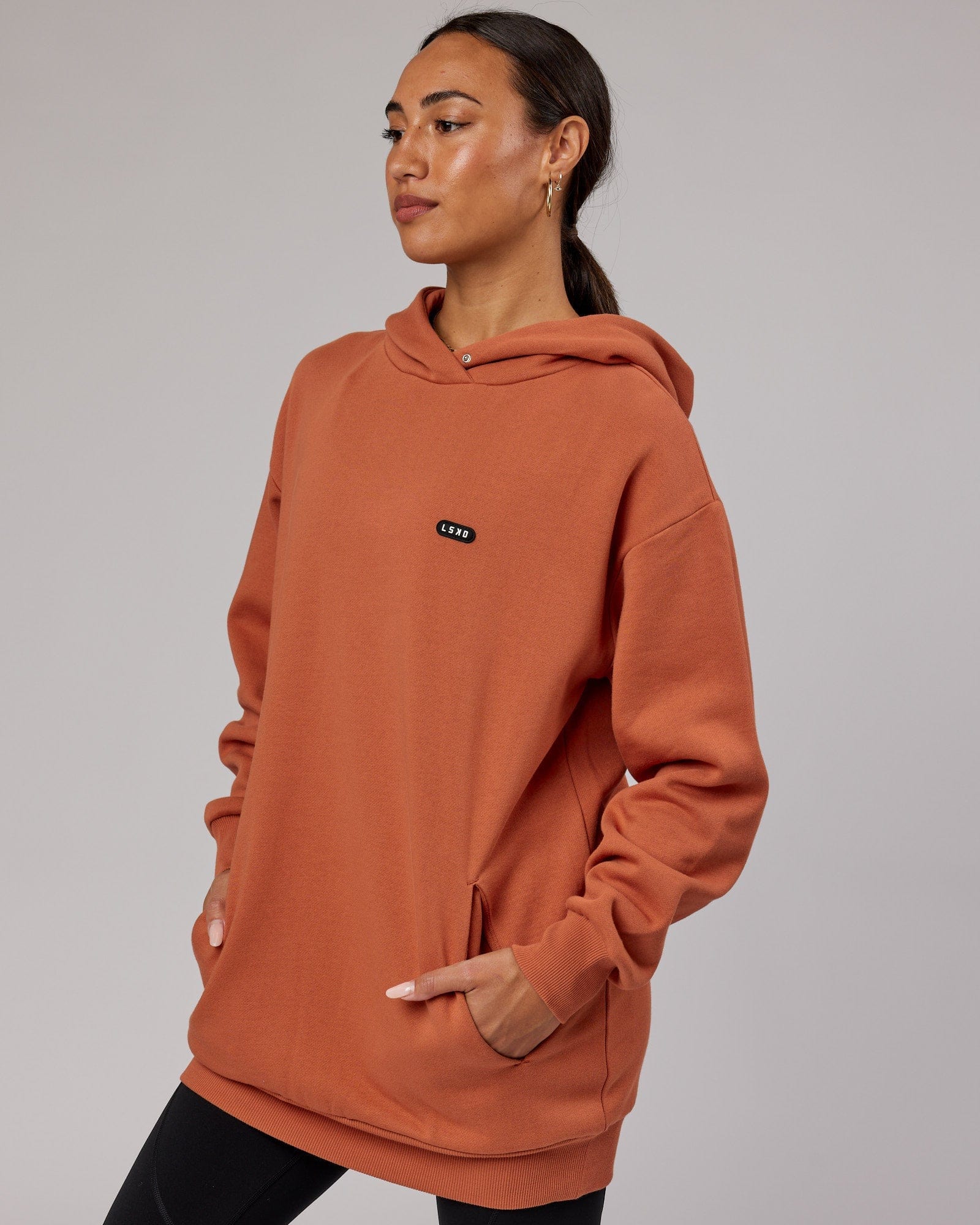 Model wearing Unisex Capsule Hoodie Oversize - Auburn