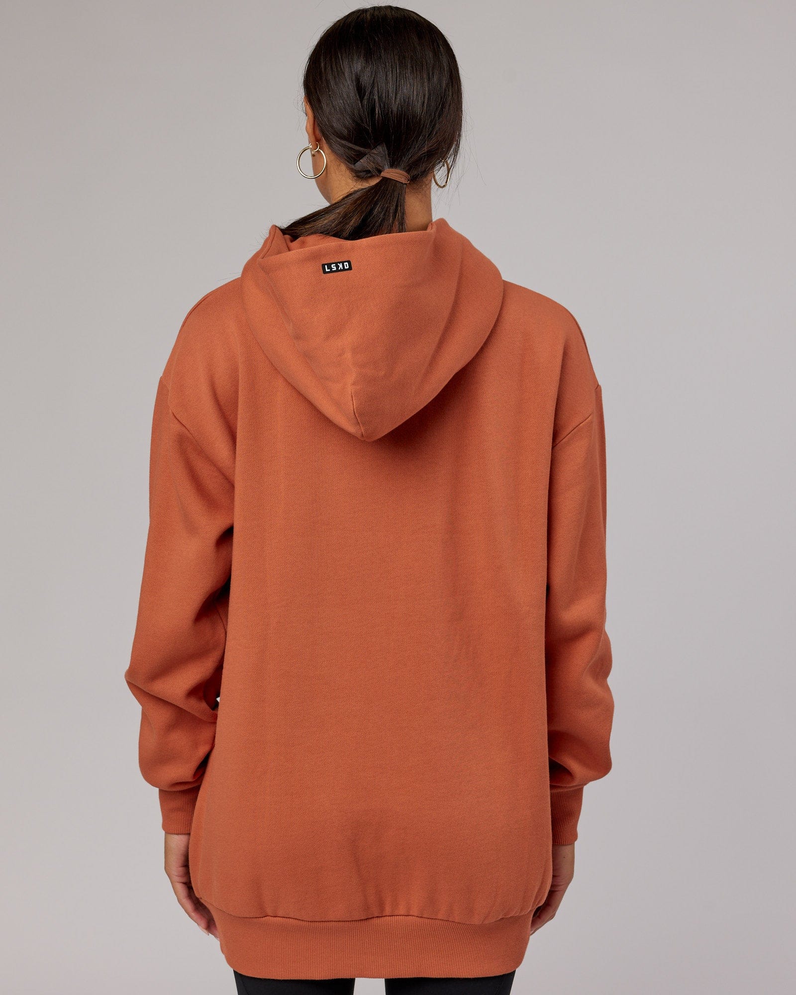 Model wearing Unisex Capsule Hoodie Oversize - Auburn