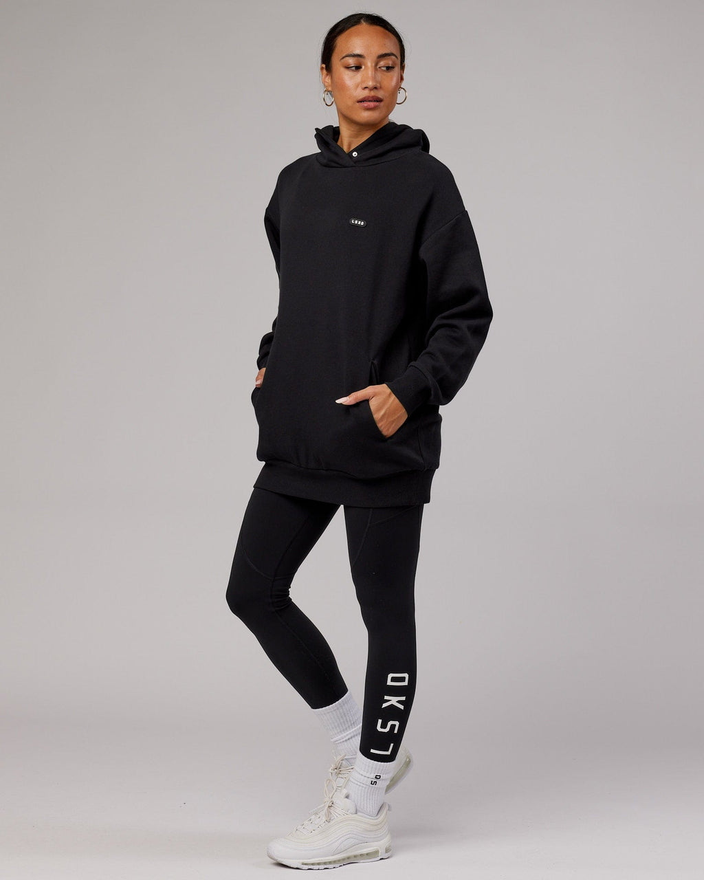 Model wearing Unisex Capsule Hoodie Oversize - Black