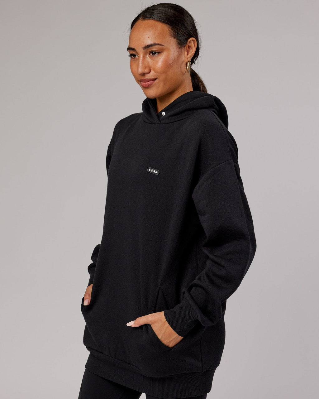 Model wearing Unisex Capsule Hoodie Oversize - Black