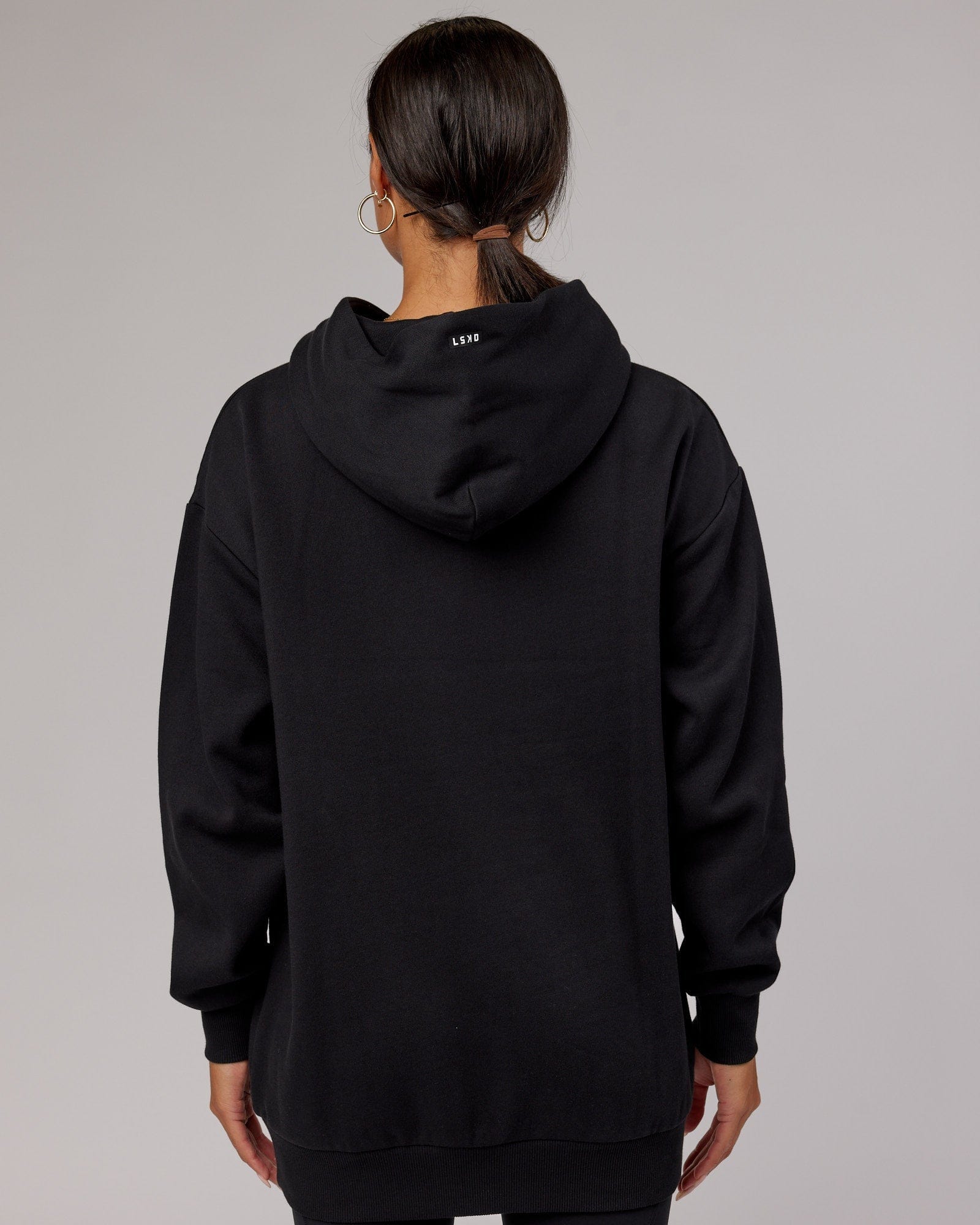 Model wearing Unisex Capsule Hoodie Oversize - Black