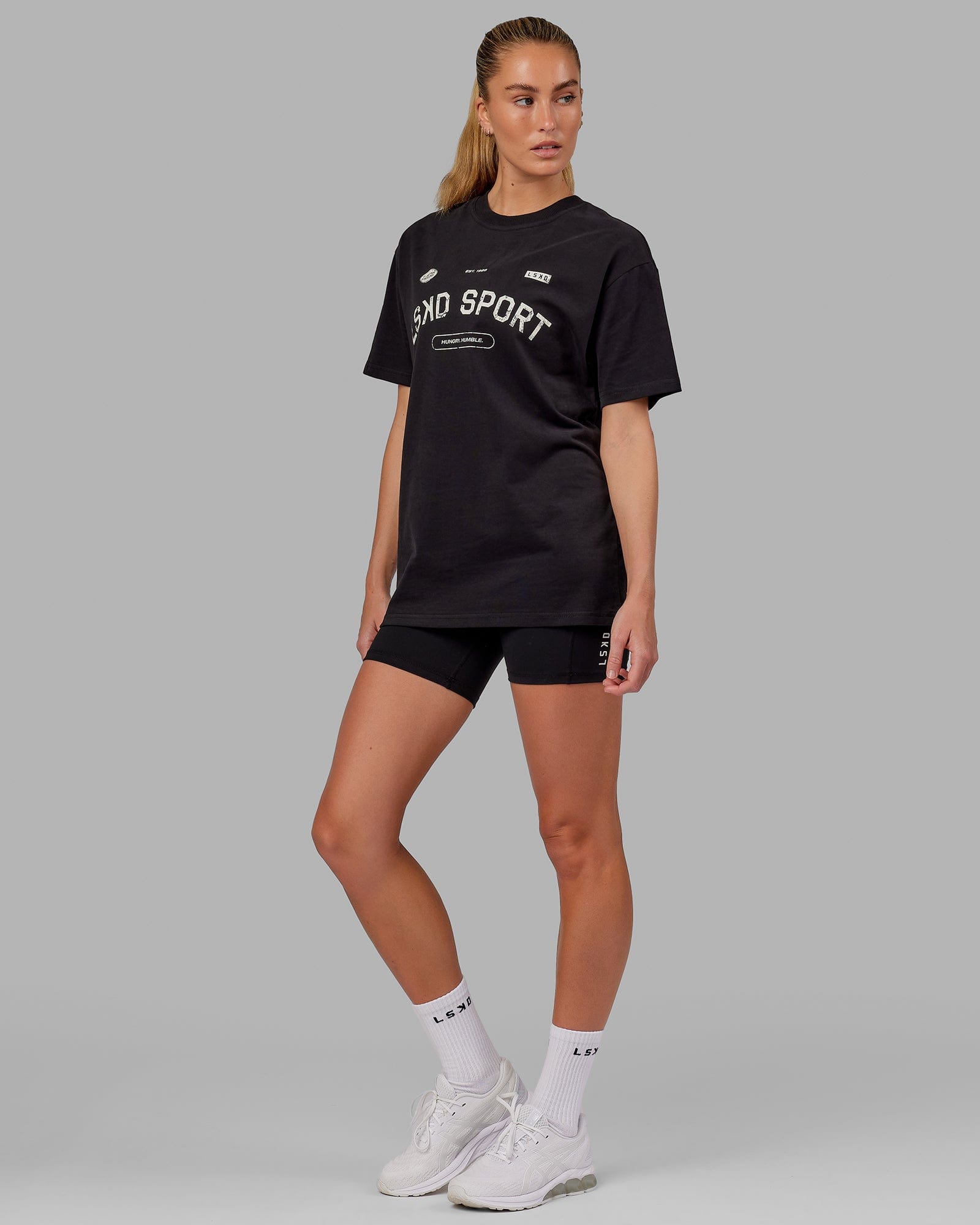 Model wearing Unisex Free Throw Heavyweight Tee Oversize - Black