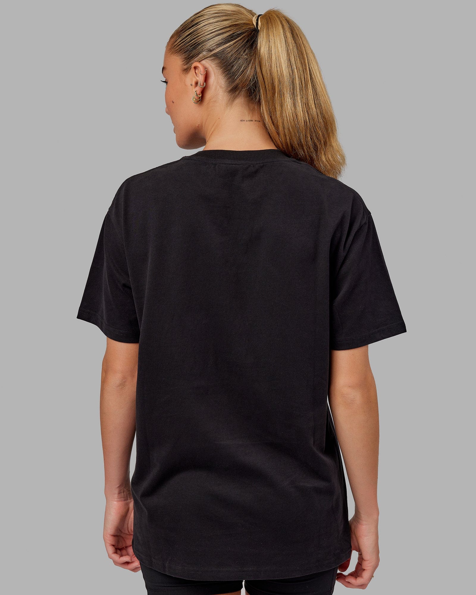 Model wearing Unisex Free Throw Heavyweight Tee Oversize - Black
