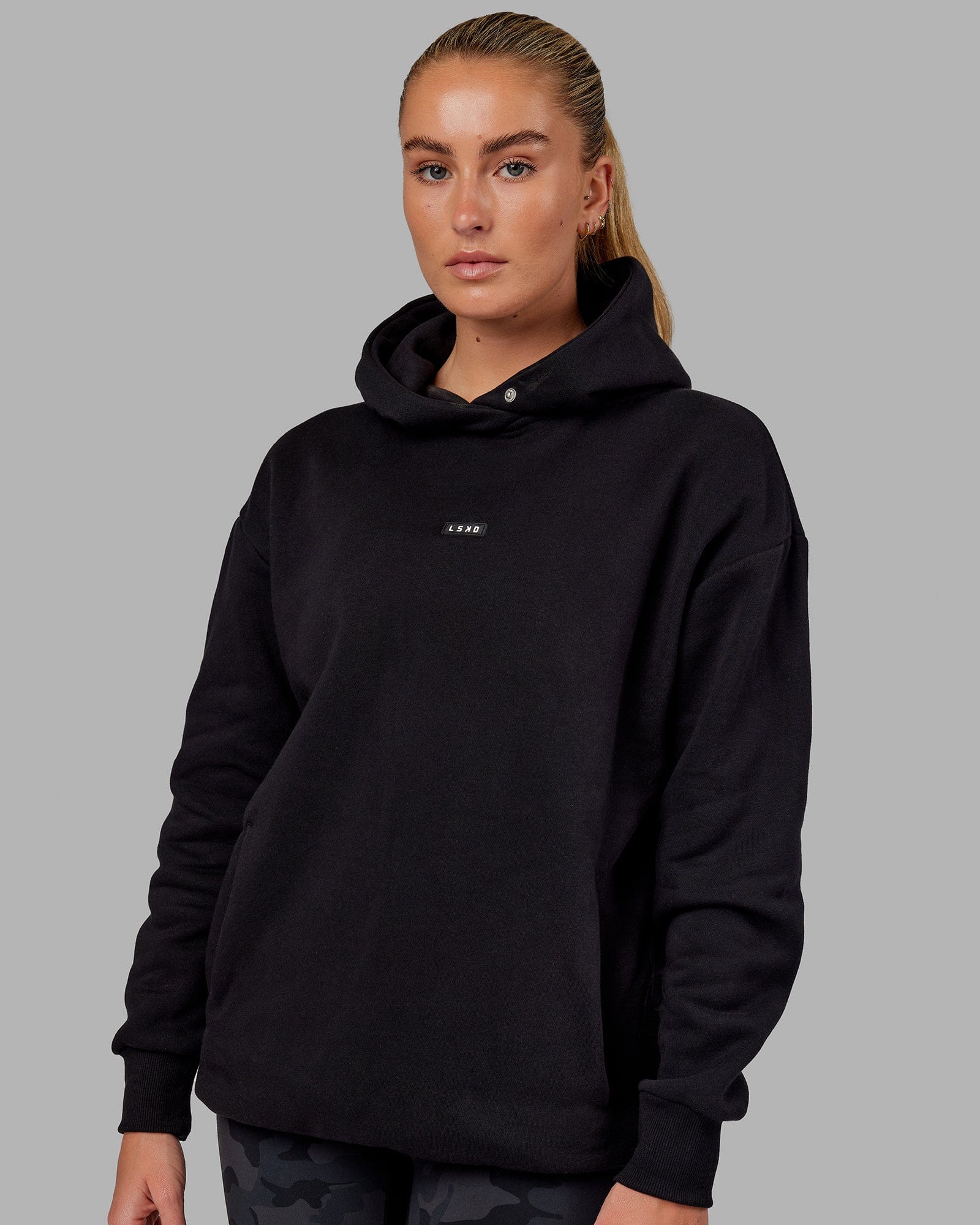Model wearing Unisex Fundamental Hoodie Oversize - Black