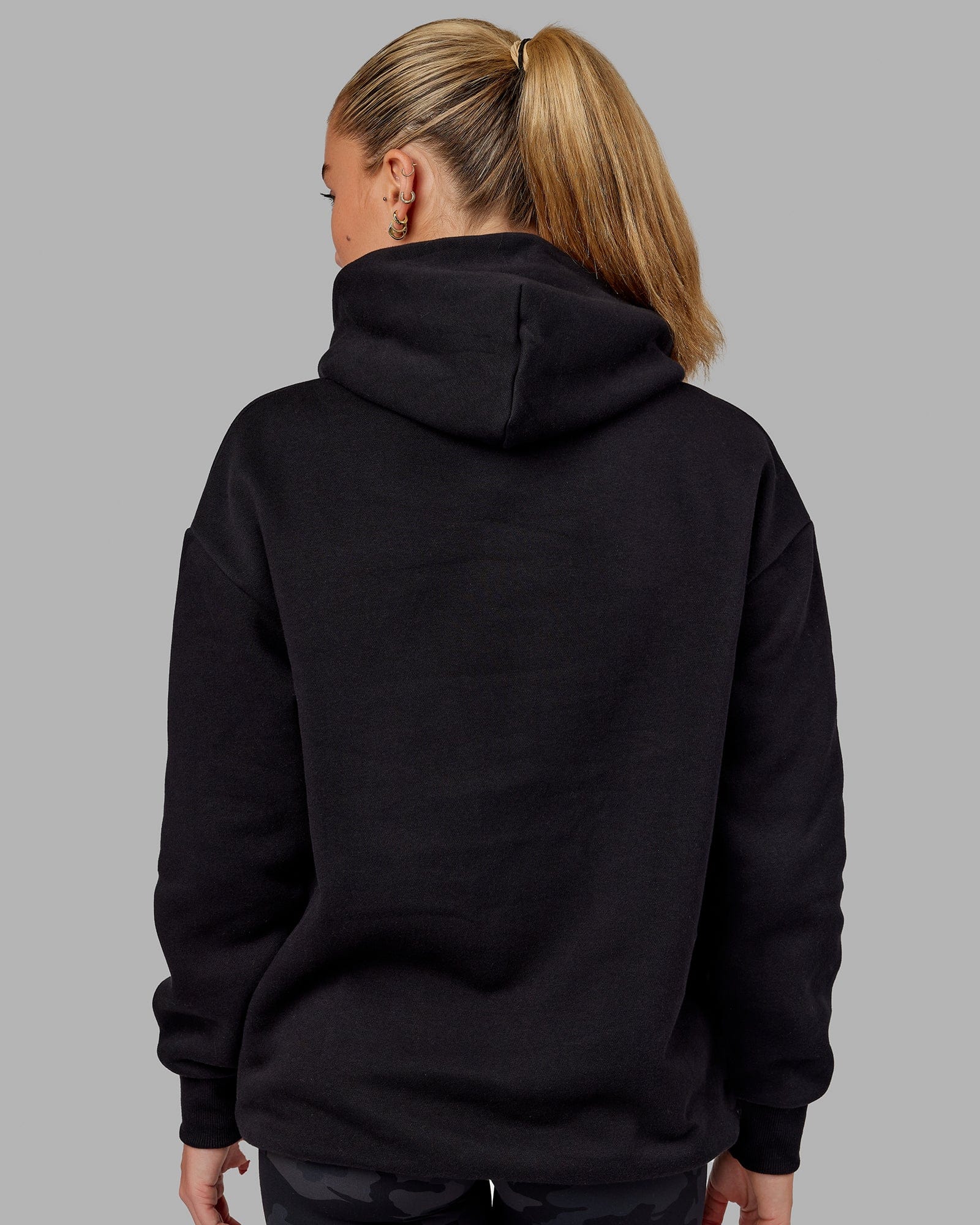 Model wearing Unisex Fundamental Hoodie Oversize - Black