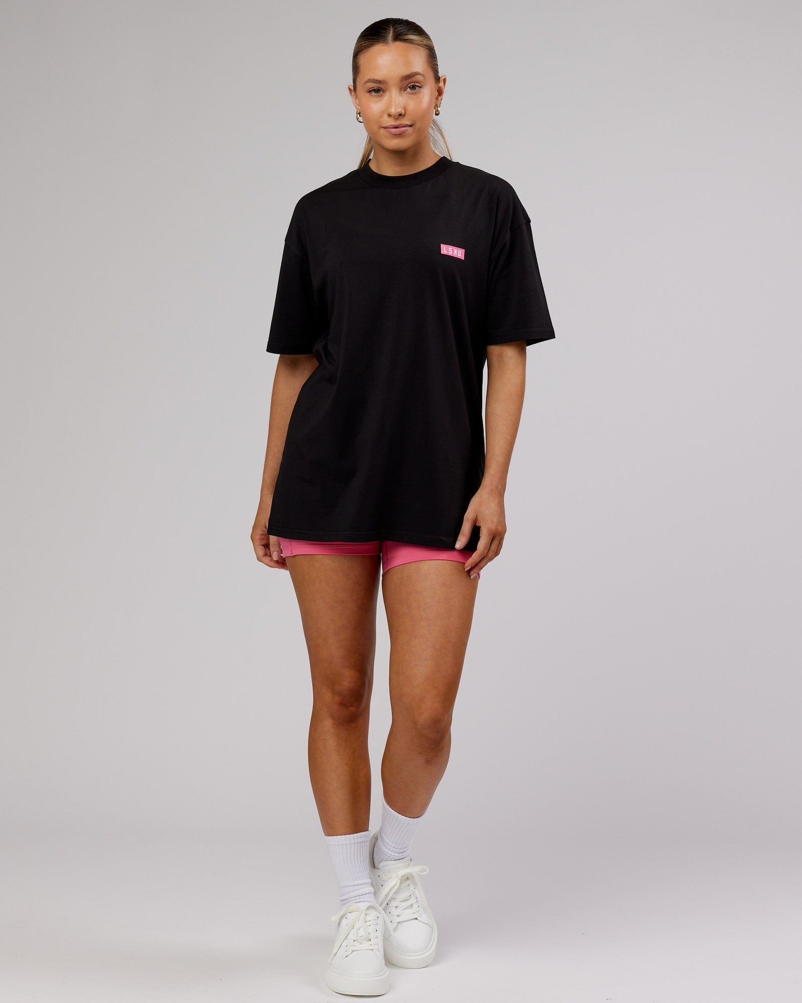 Model wearing Unisex Iconic FLXCotton Tee Oversize - Black-Pink