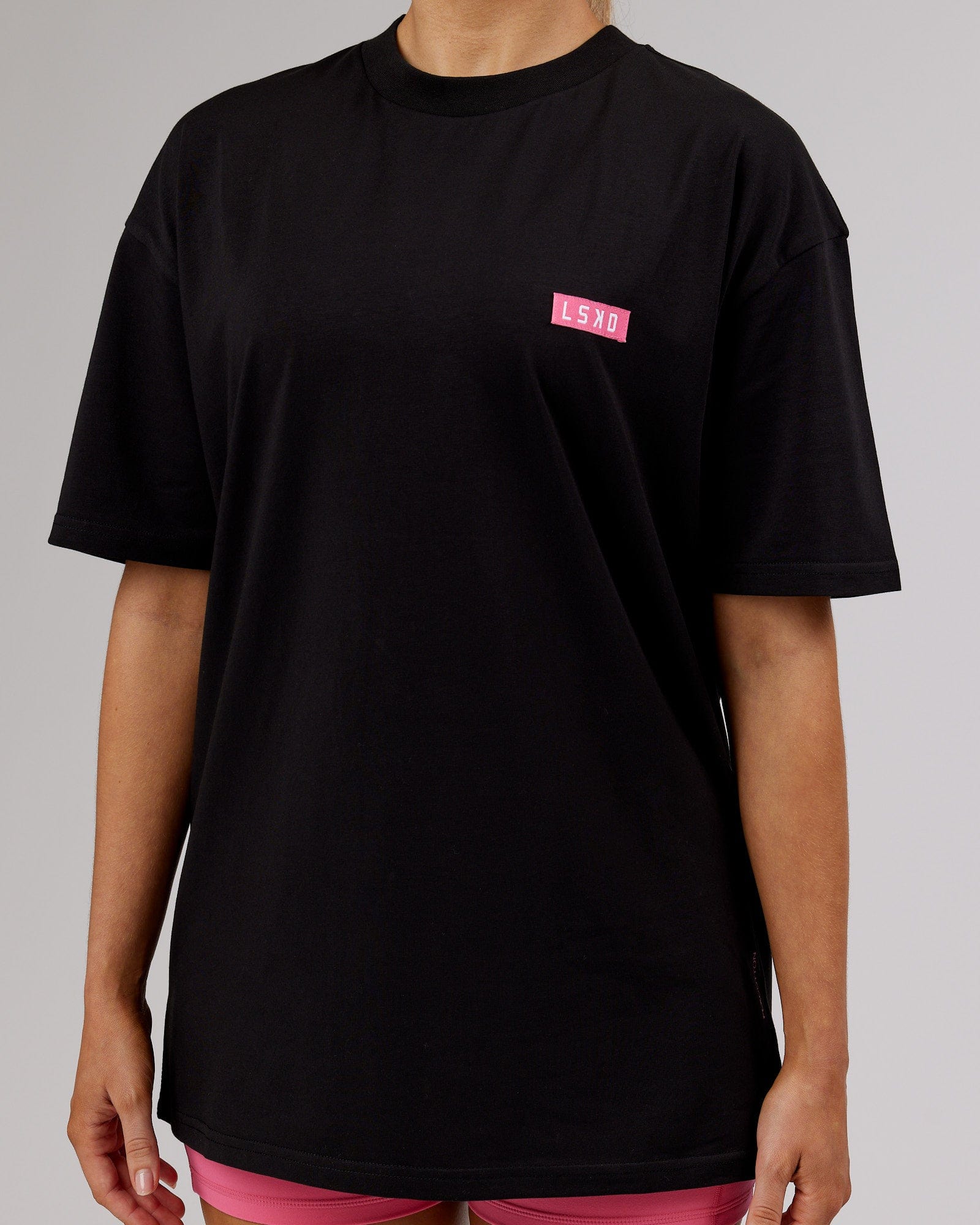 Model wearing Unisex Iconic FLXCotton Tee Oversize - Black-Pink
