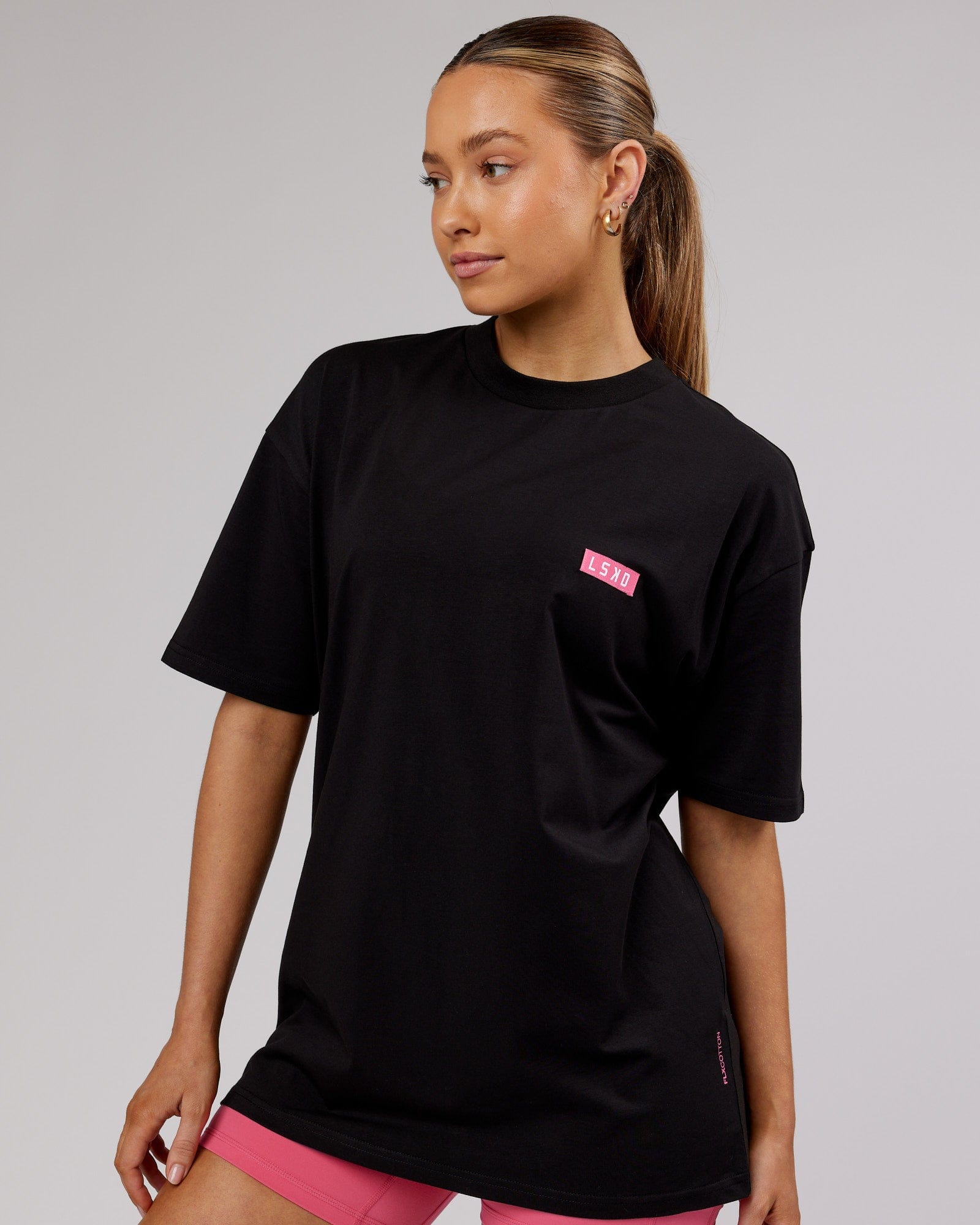 Model wearing Unisex Iconic FLXCotton Tee Oversize - Black-Pink